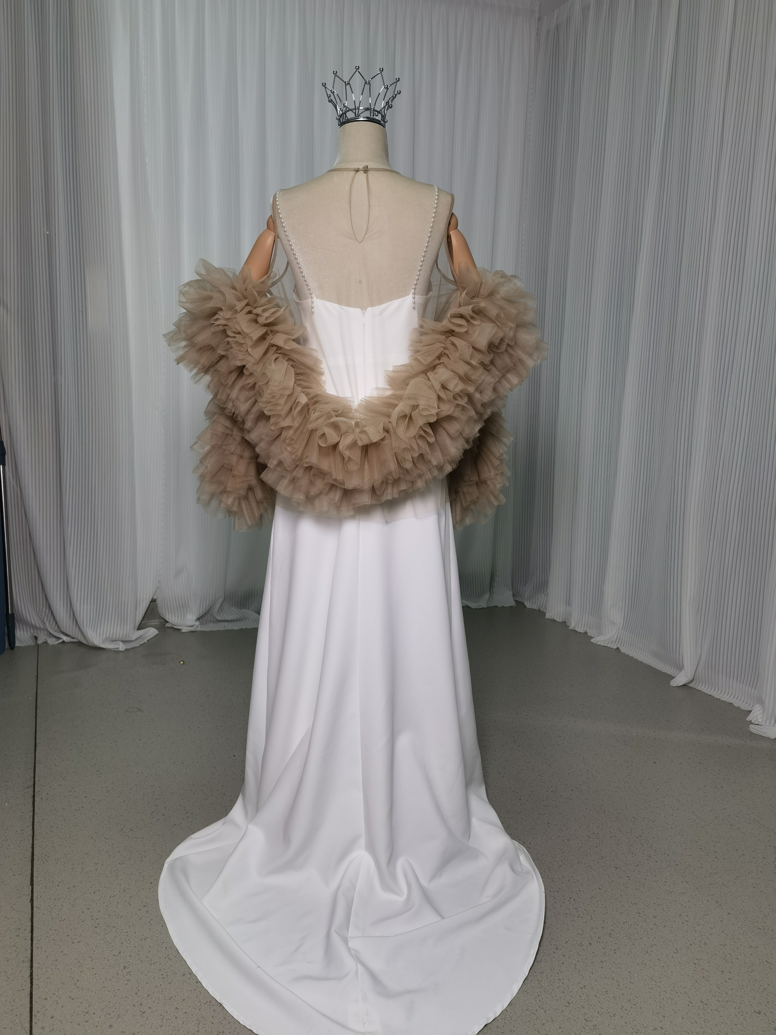 ウェディングドレス ケープ風ドレス ラッフルフリル ベージュ 披露宴/結婚式 ふわふわ 優雅なシルエット