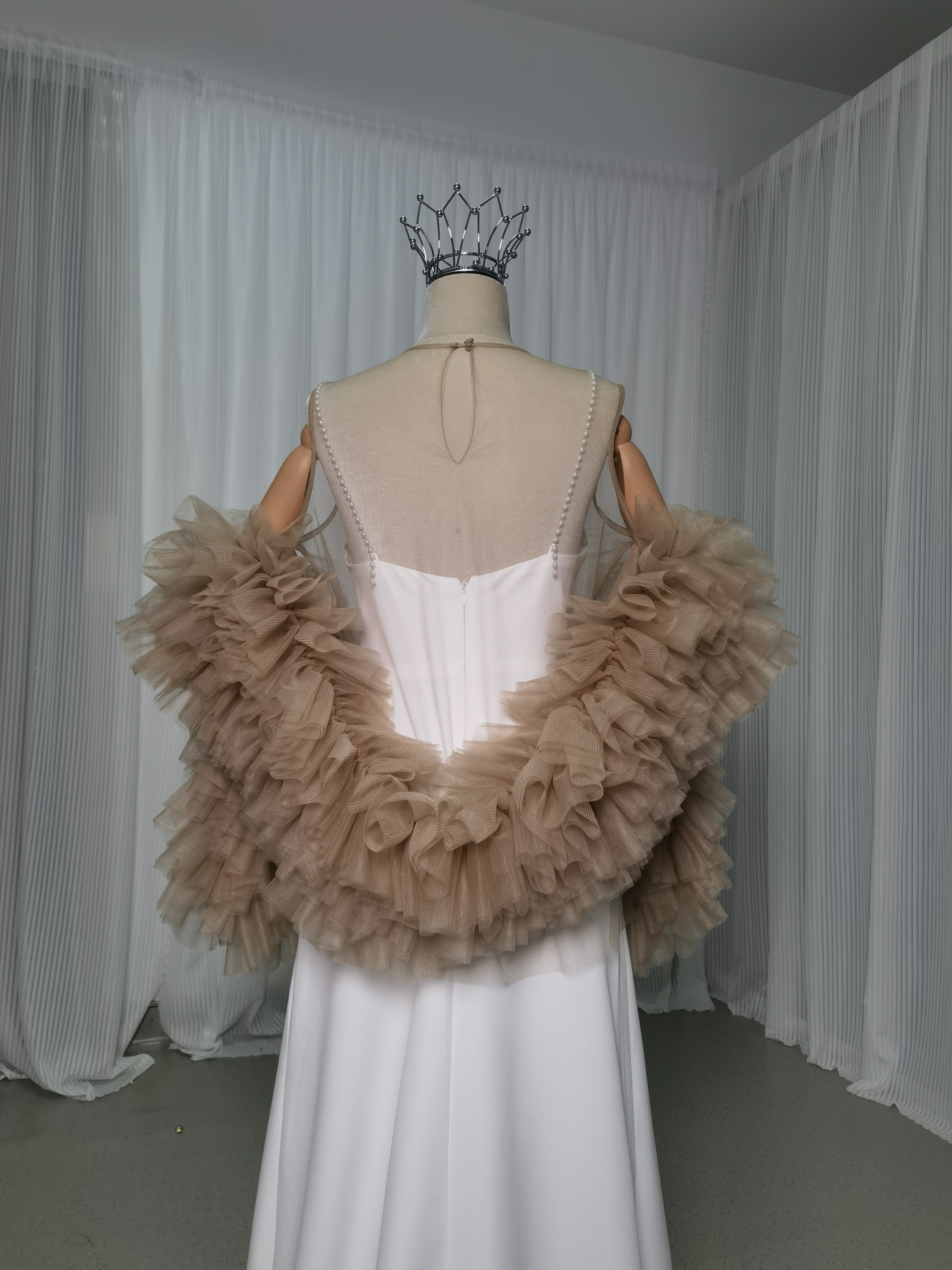 ウェディングドレス ケープ風ドレス ラッフルフリル ベージュ 披露宴/結婚式 ふわふわ 優雅なシルエット