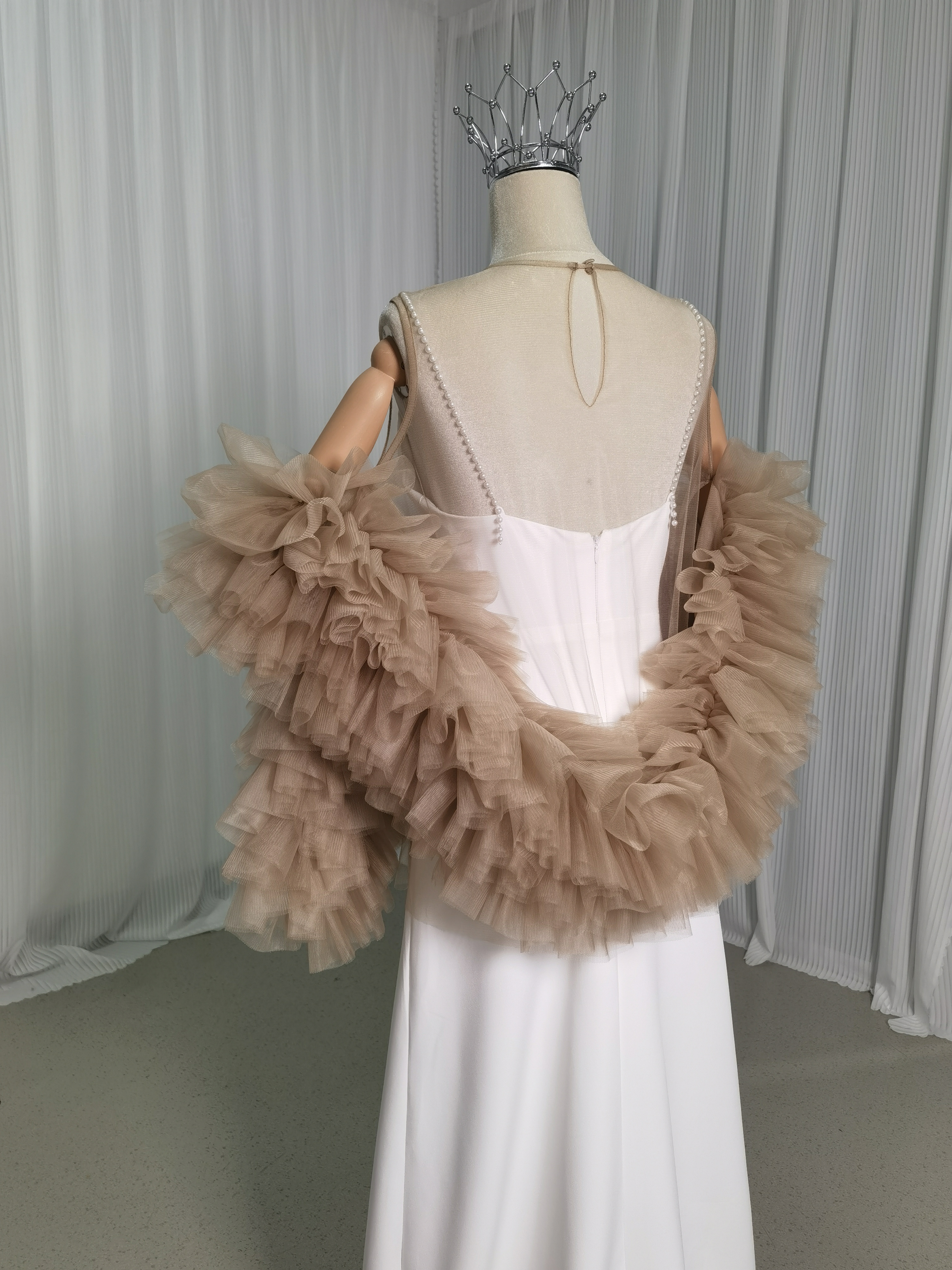 ウェディングドレス ケープ風ドレス ラッフルフリル ベージュ 披露宴/結婚式 ふわふわ 優雅なシルエット