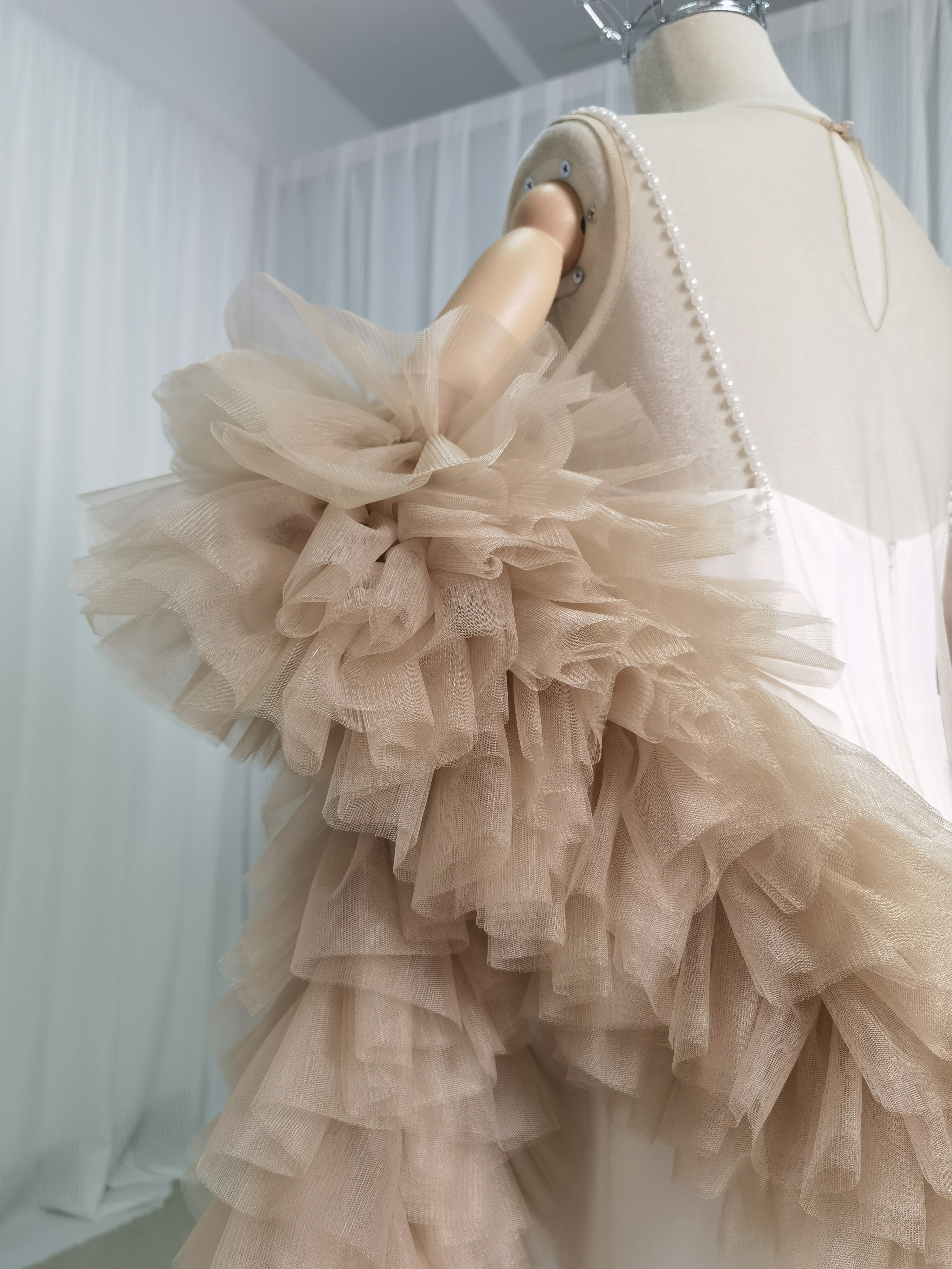 ウェディングドレス ケープ風ドレス ラッフルフリル ベージュ 披露宴/結婚式 ふわふわ 優雅なシルエット