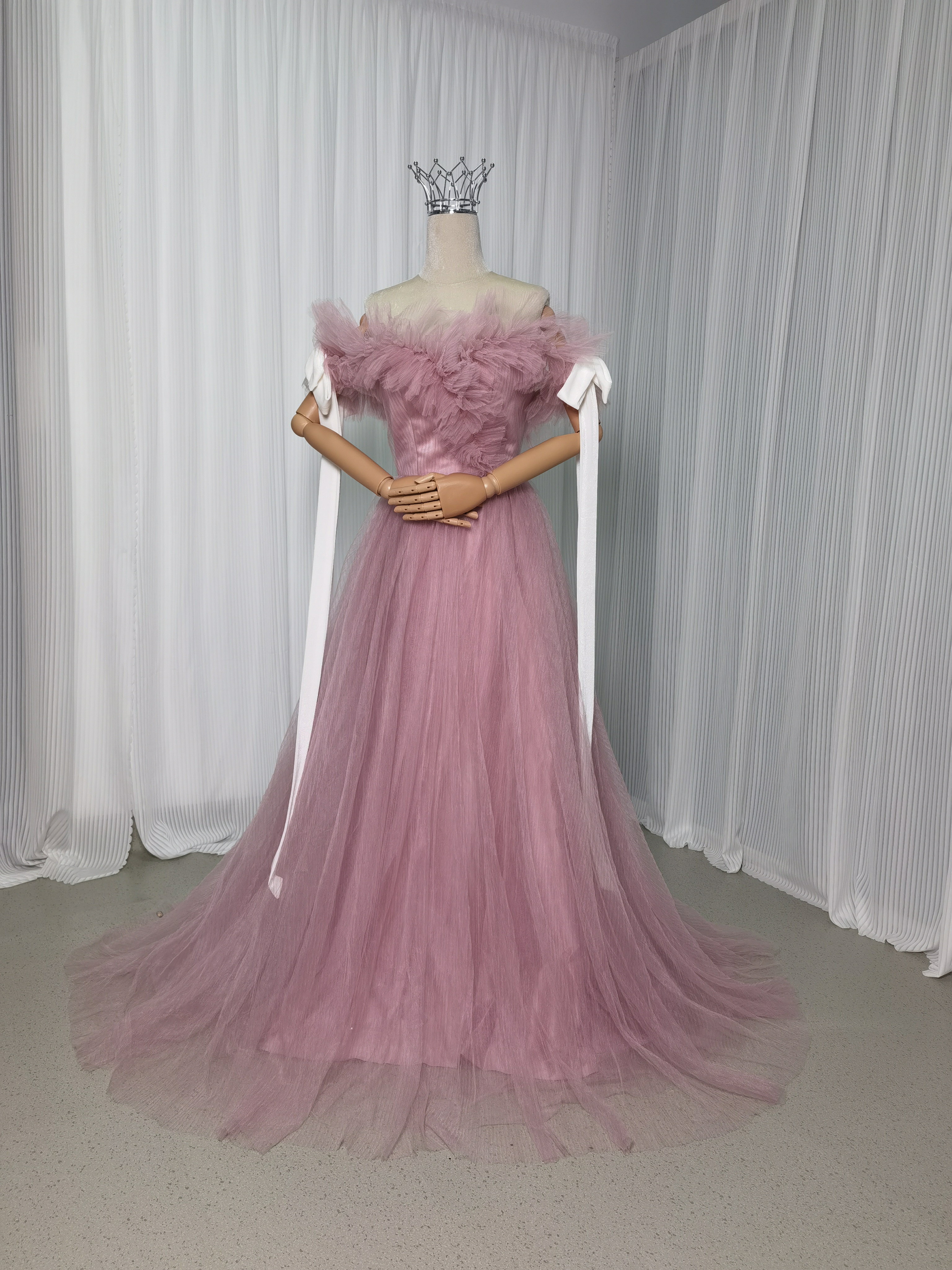 カラードレス ピンク オフショルダー プリーツドレス リボン 可愛い デザイン感 披露宴/結婚式