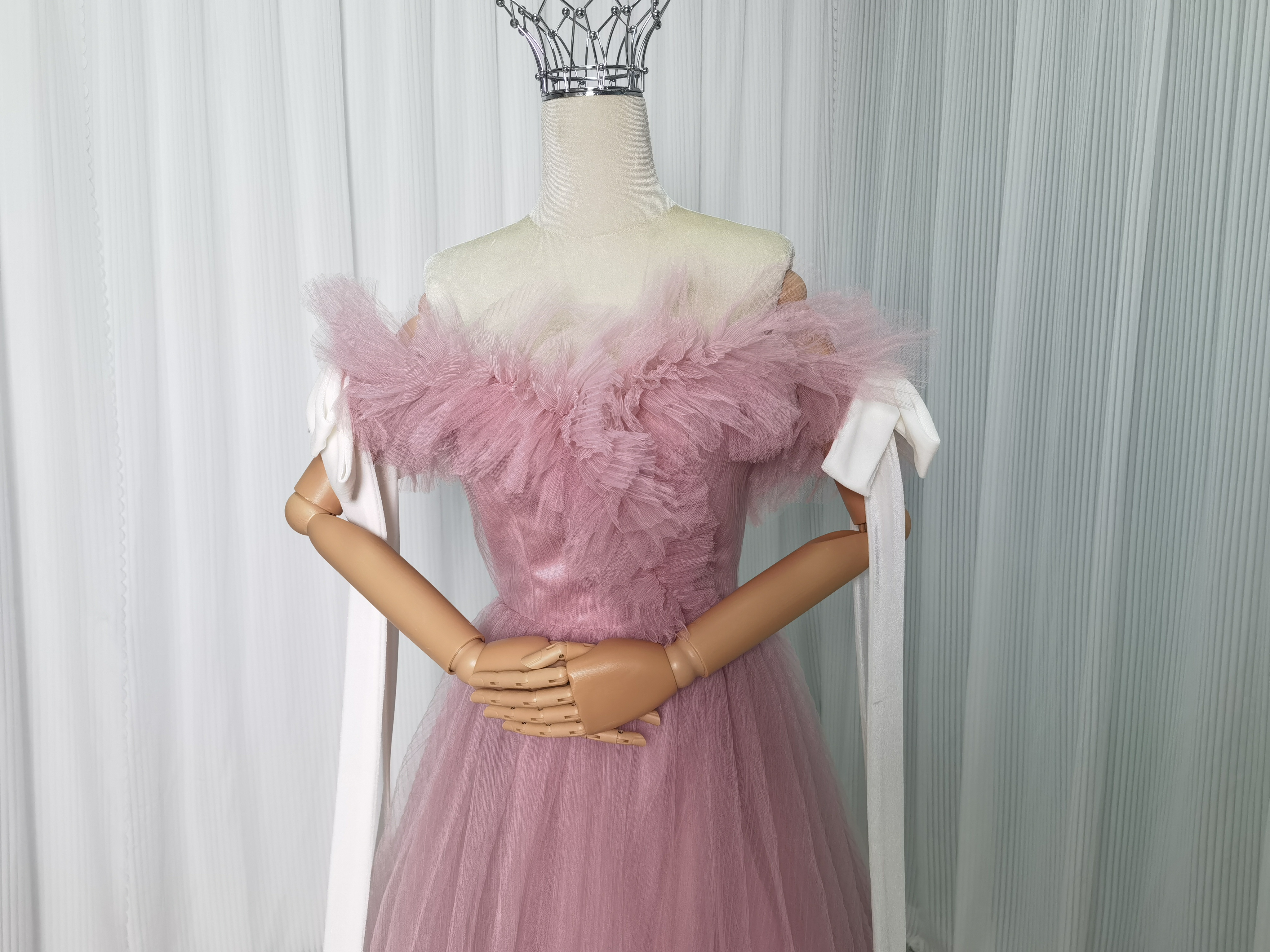 カラードレス ピンク オフショルダー プリーツドレス リボン 可愛い デザイン感 披露宴/結婚式