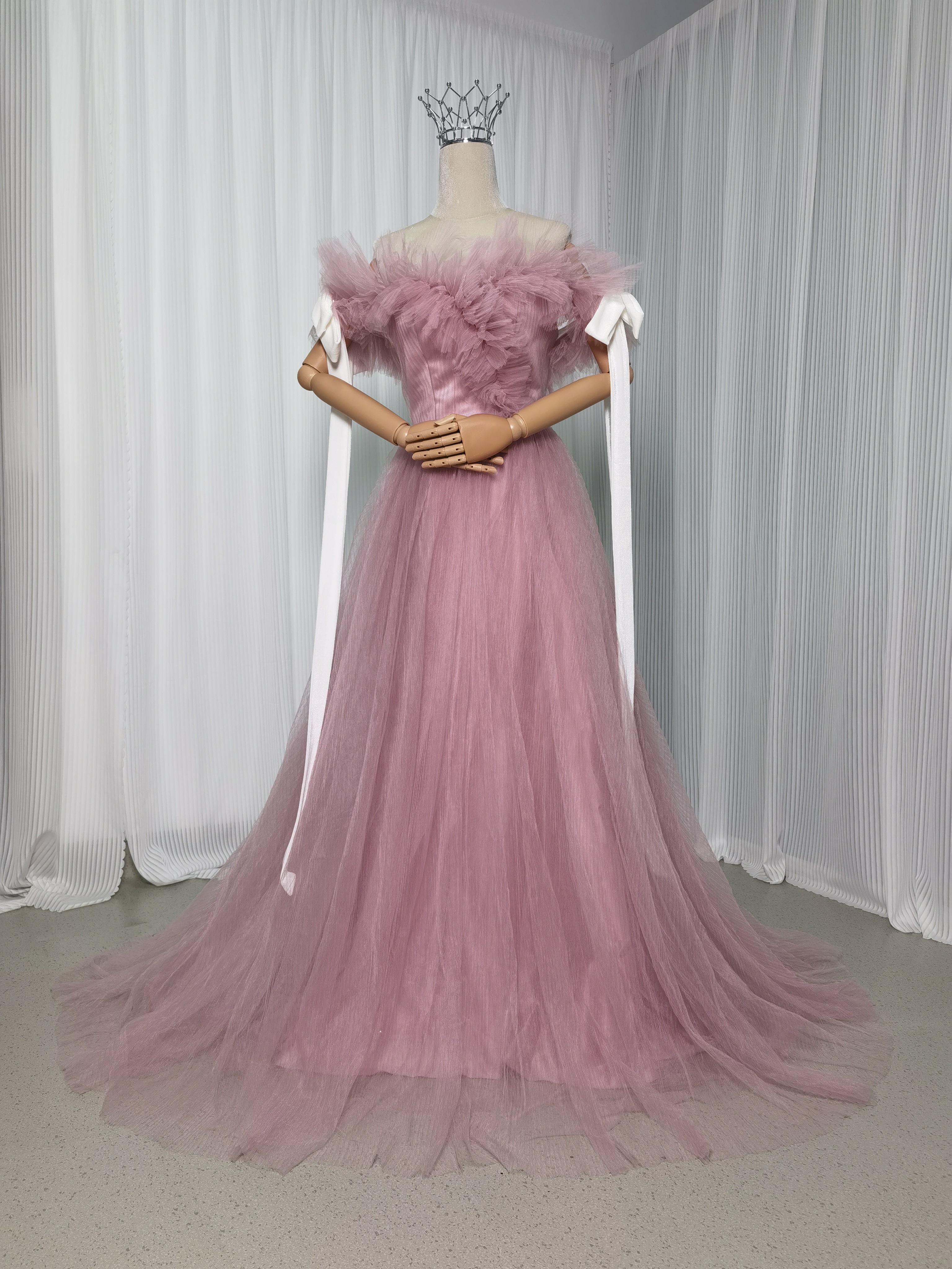 カラードレス ピンク オフショルダー プリーツドレス リボン 可愛い デザイン感 披露宴/結婚式