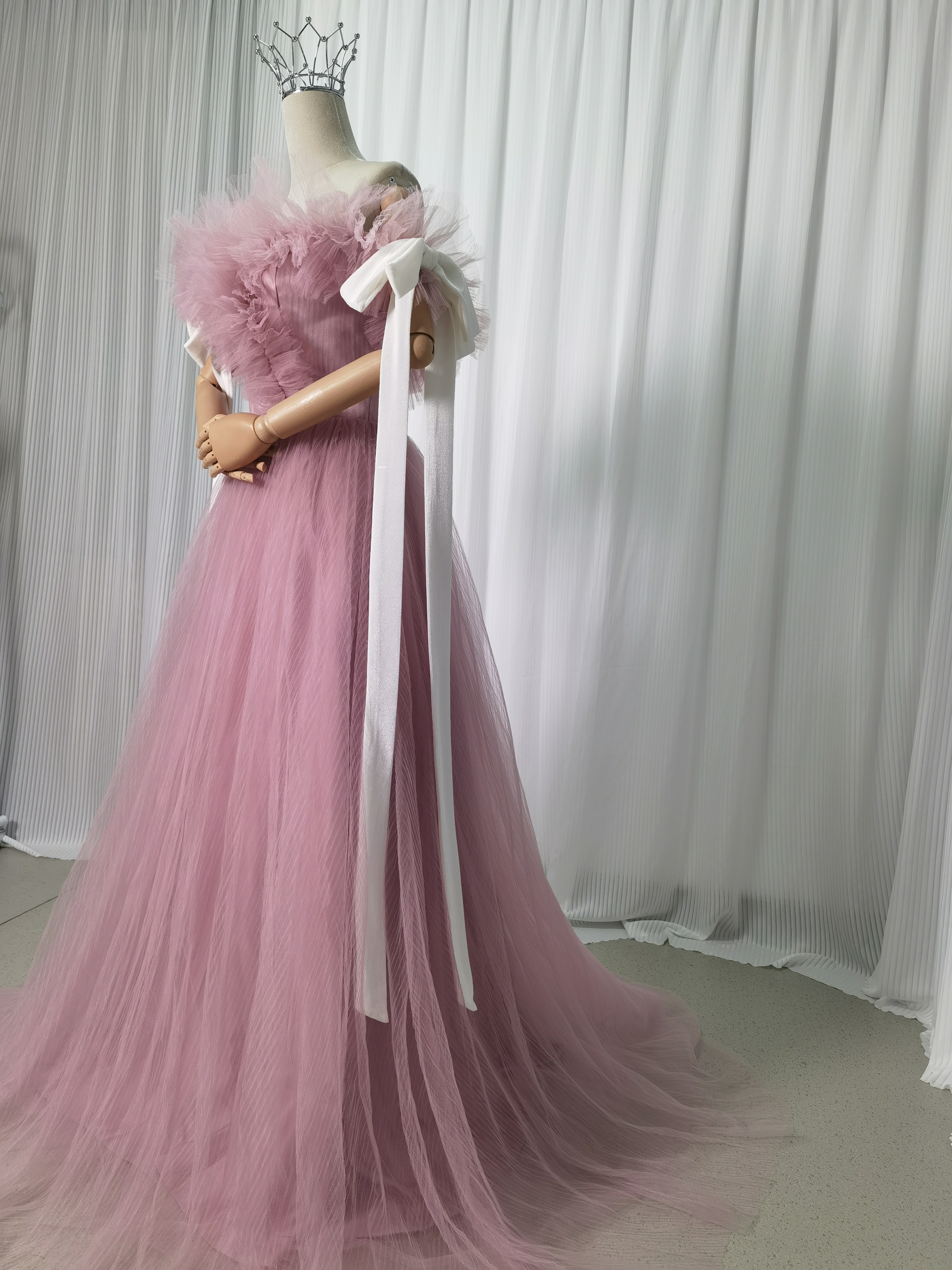 カラードレス ピンク オフショルダー プリーツドレス リボン 可愛い デザイン感 披露宴/結婚式