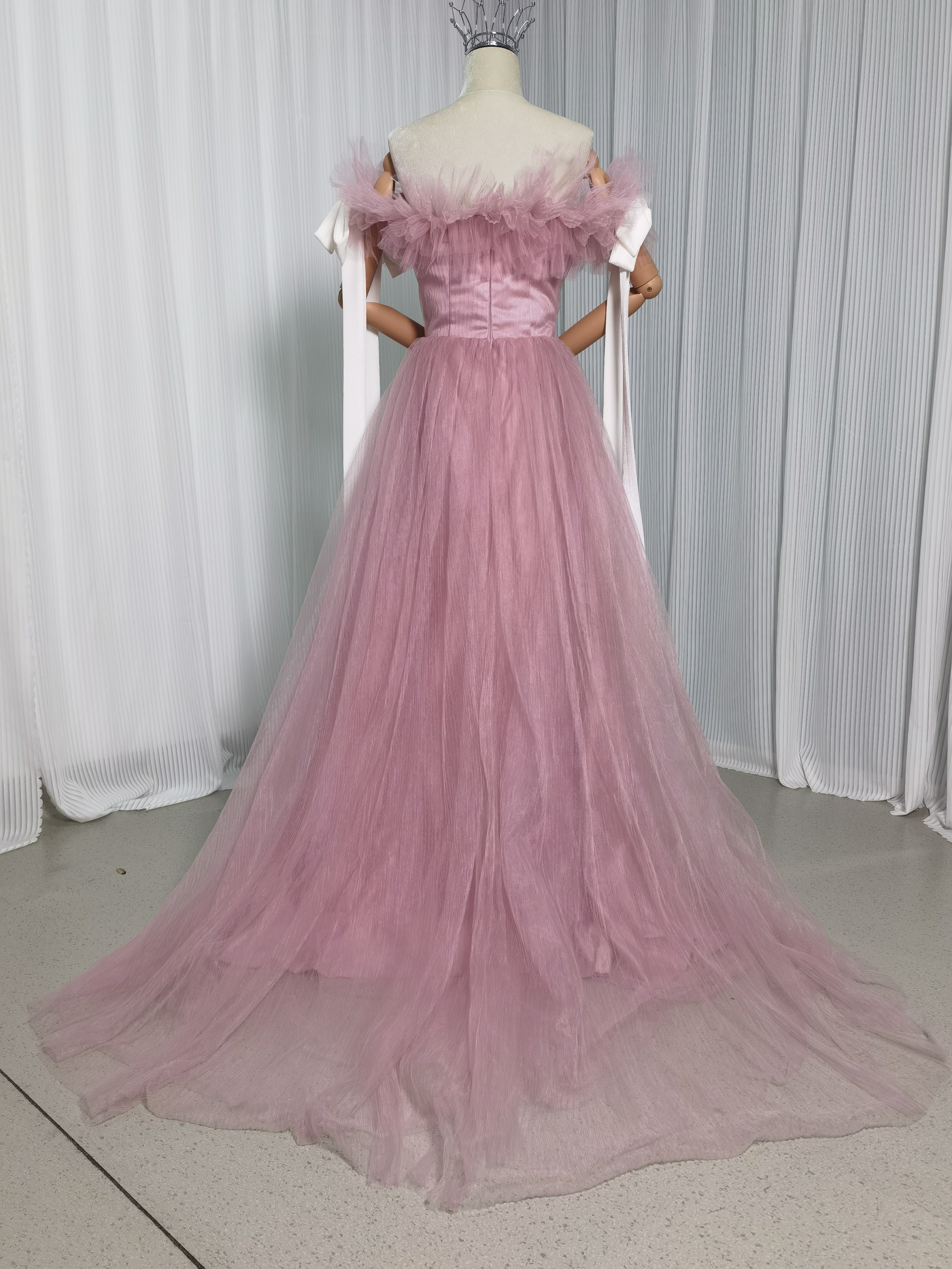 カラードレス ピンク オフショルダー プリーツドレス リボン 可愛い デザイン感 披露宴/結婚式