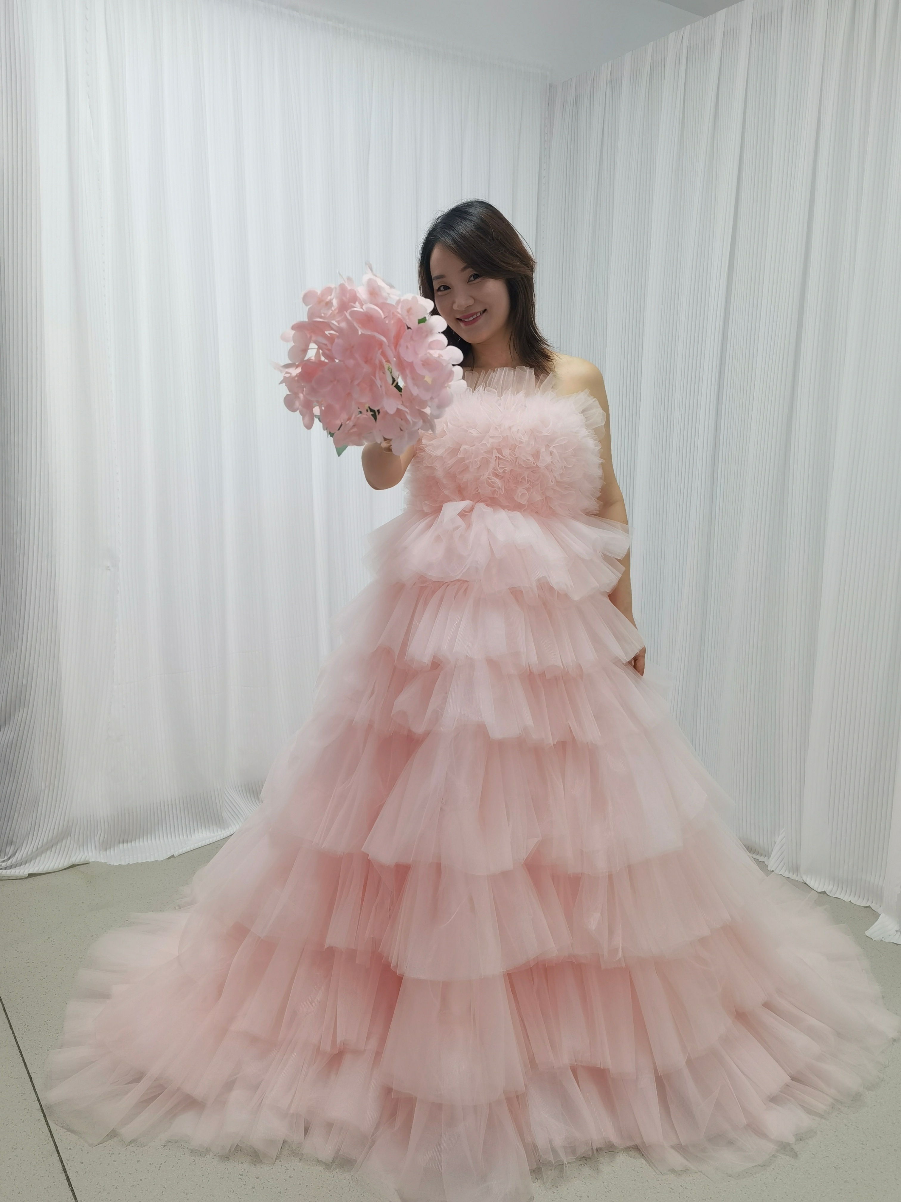 華やか カラードレス 薄ピンク ベアトップ ふわふわドレス 編み上げ 柔らかく重ねたチュールスカート 結婚式