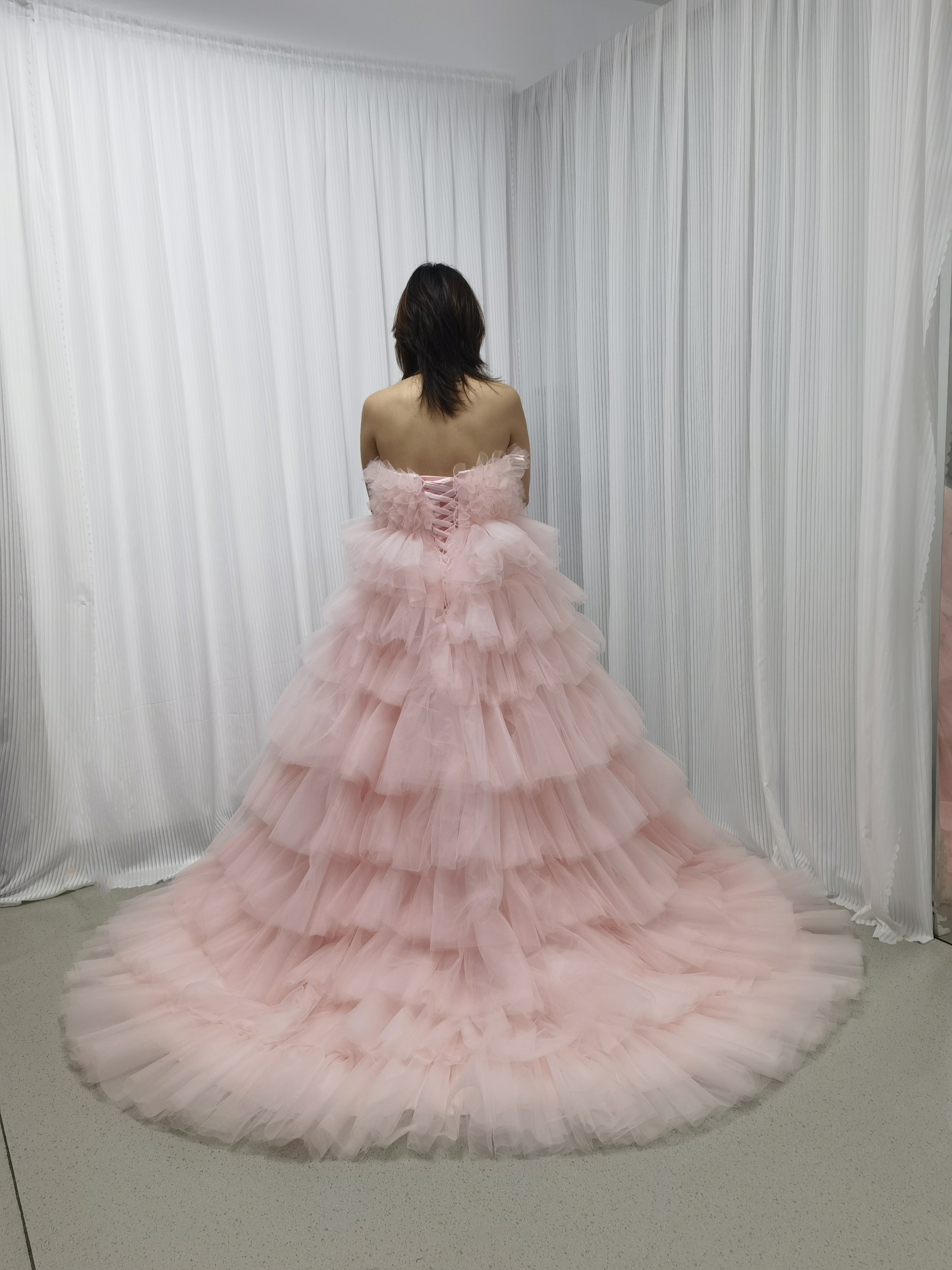 華やか カラードレス 薄ピンク ベアトップ ふわふわドレス 編み上げ 柔らかく重ねたチュールスカート 結婚式