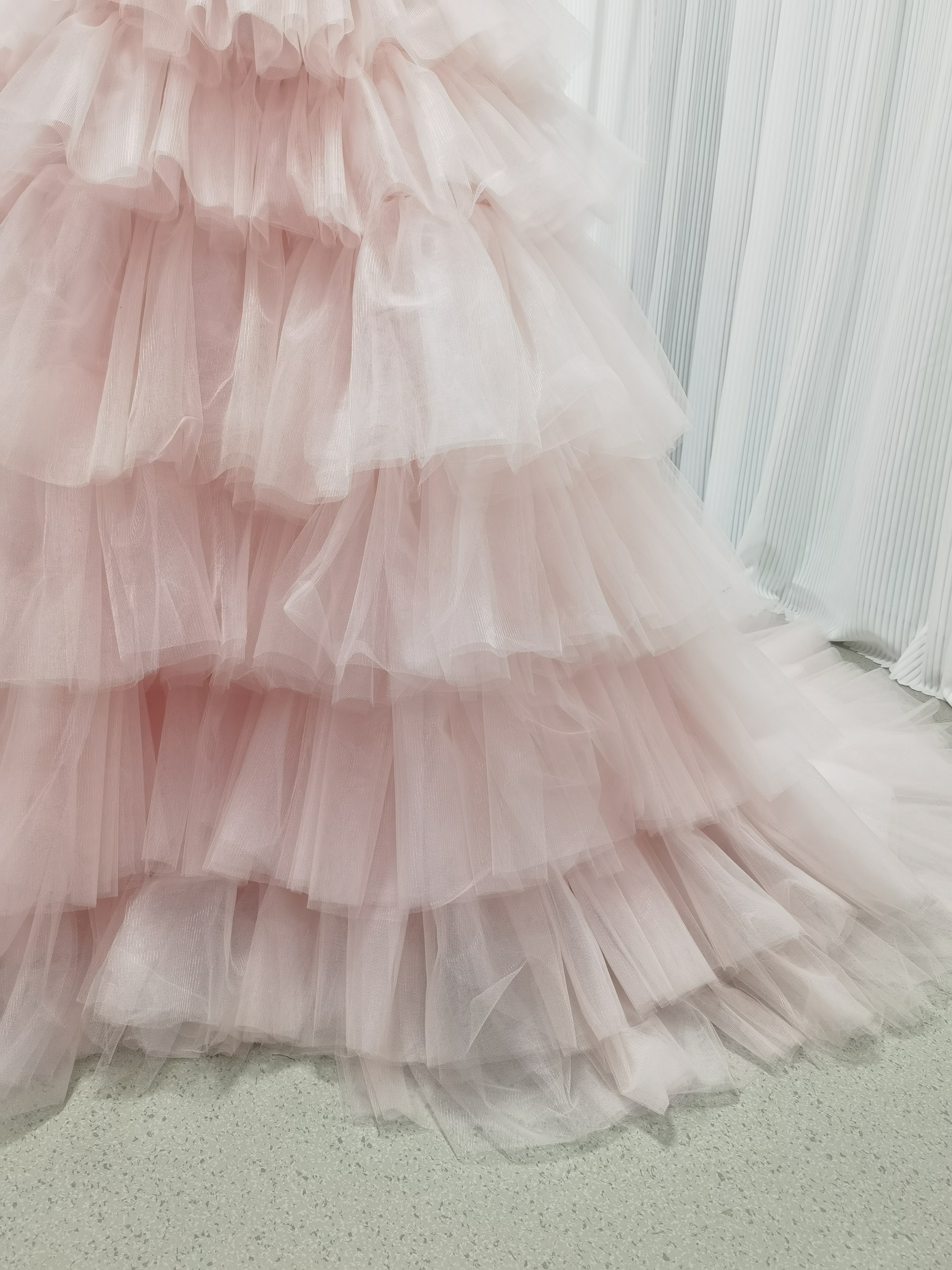 華やか カラードレス 薄ピンク ベアトップ ふわふわドレス 編み上げ 柔らかく重ねたチュールスカート 結婚式