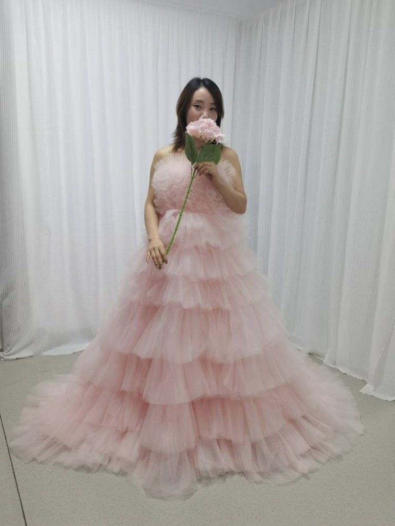 華やか カラードレス 薄ピンク ベアトップ ふわふわドレス 編み上げ 柔らかく重ねたチュールスカート 結婚式