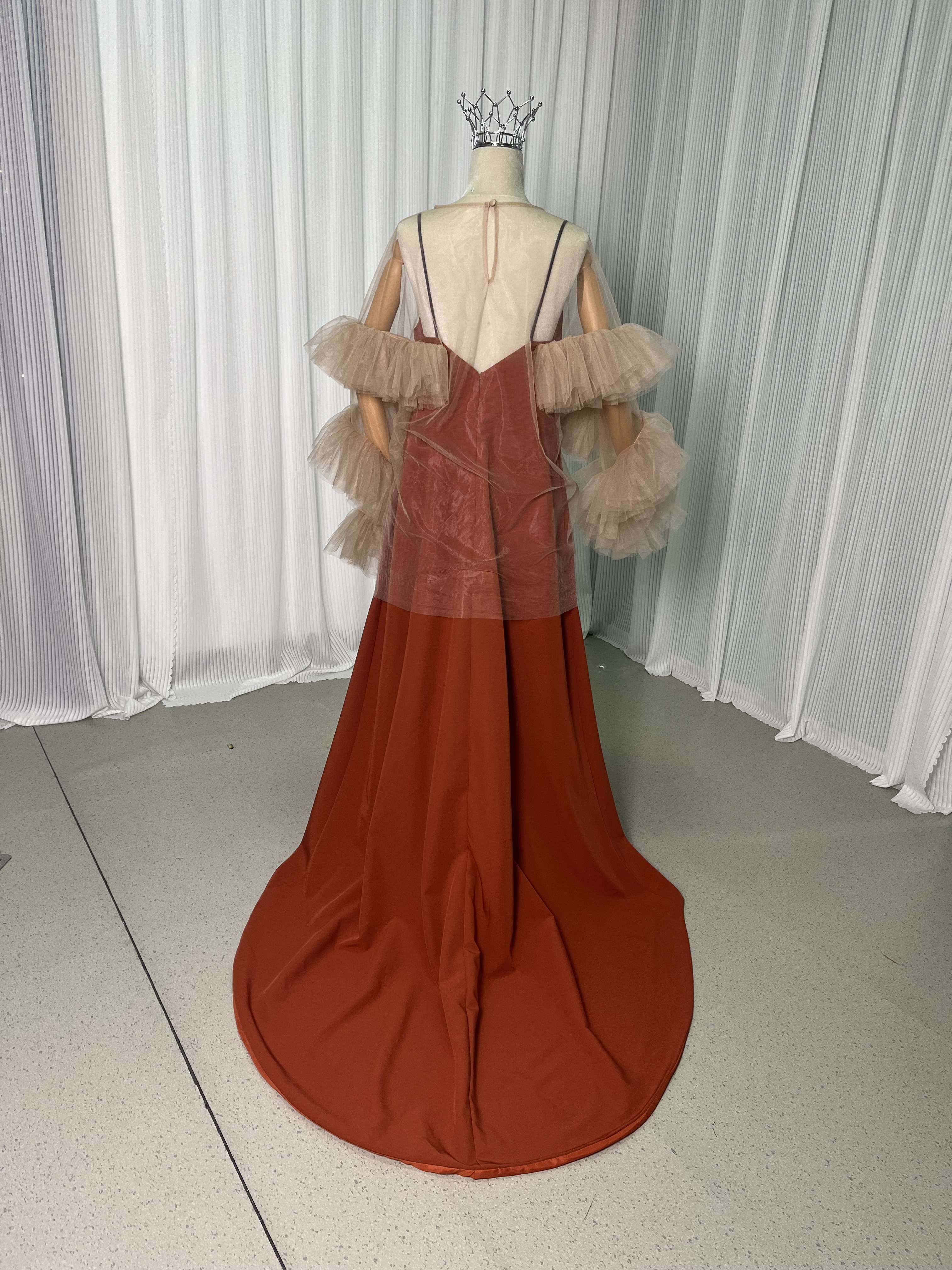 カラードレス ツーピース ベージュ テラコッタ色 ロングスリーブ デザイン感 抜群のおしゃれ見え