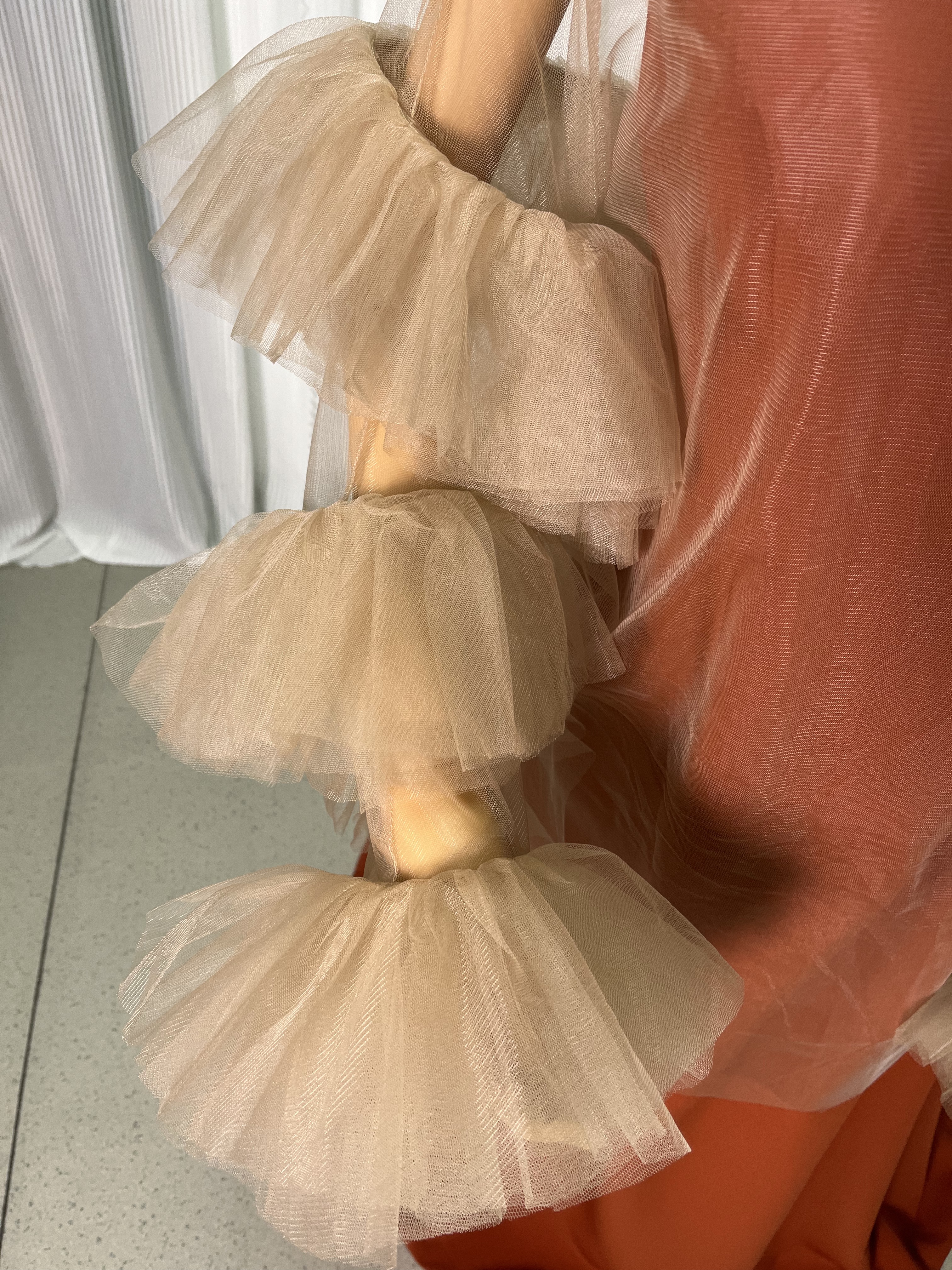 カラードレス ツーピース ベージュ テラコッタ色 ロングスリーブ デザイン感 抜群のおしゃれ見え