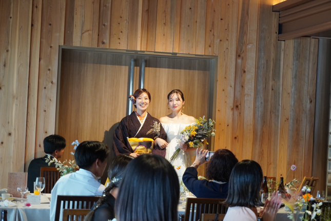 実例写真！エレガント ウェディングドレス オフショルダー クレープ生地 編み上げ 披露宴/結婚式 ふわふわ