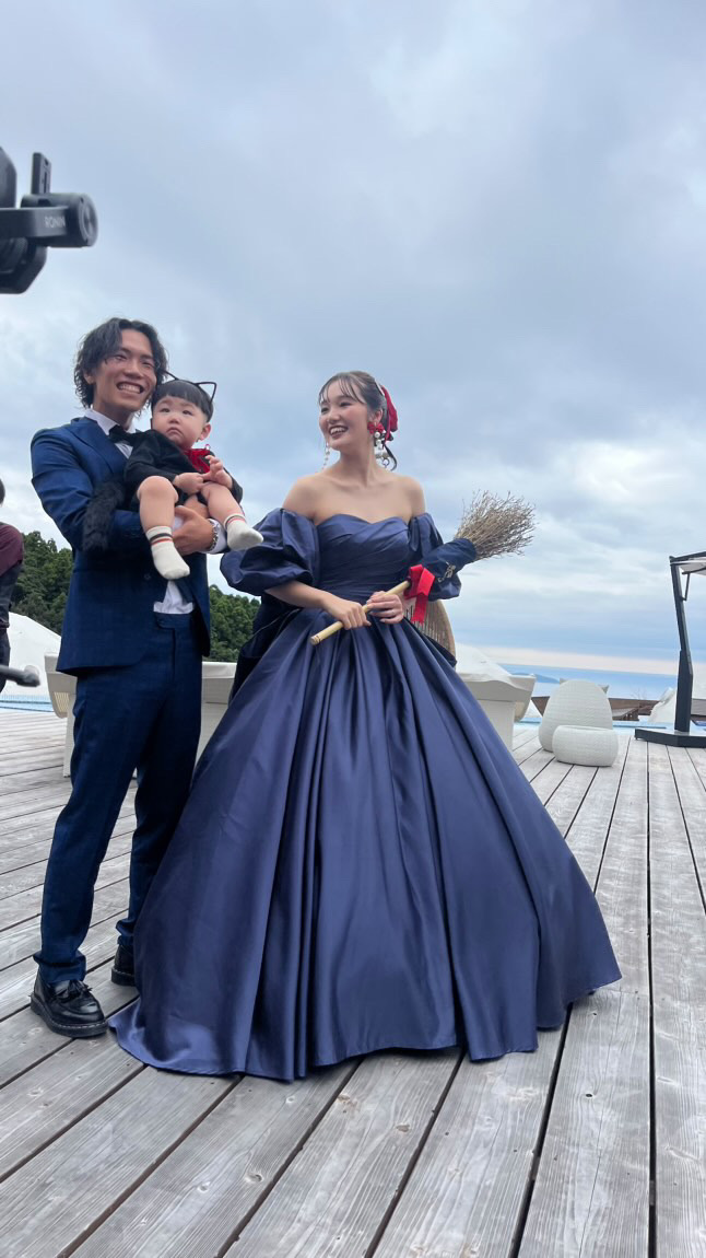 実例写真！優しい カラードレス ネイビー ベアトップ パフスリーブ 光沢サテン ふっくら柔らかなバックリボン 前撮り