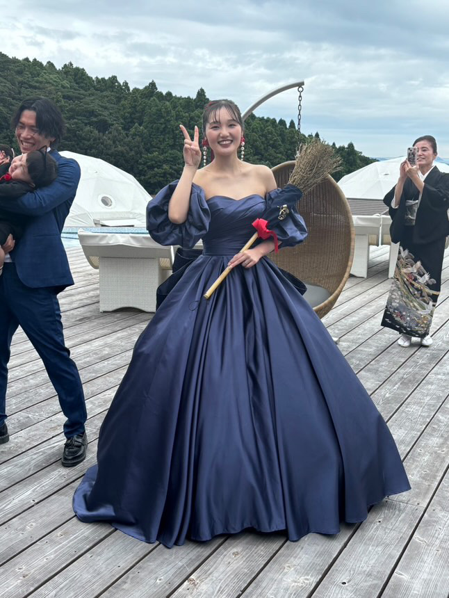 実例写真！優しい カラードレス ネイビー ベアトップ パフスリーブ 光沢サテン ふっくら柔らかなバックリボン 前撮り