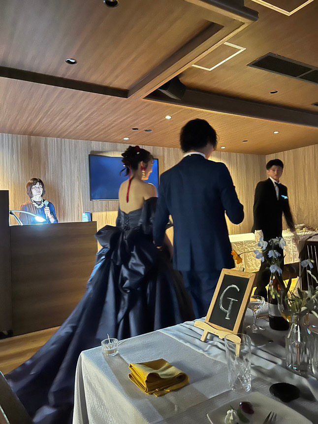 実例写真！優しい カラードレス ネイビー ベアトップ パフスリーブ 光沢サテン ふっくら柔らかなバックリボン 前撮り