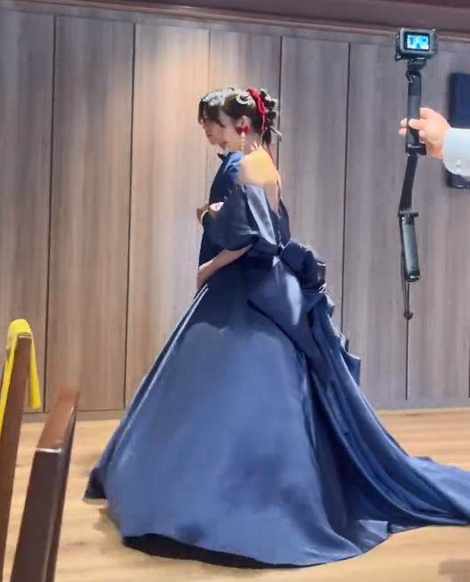 実例写真！優しい カラードレス ネイビー ベアトップ パフスリーブ 光沢サテン ふっくら柔らかなバックリボン 前撮り