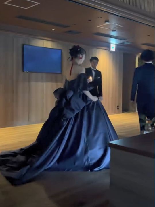 実例写真！優しい カラードレス ネイビー ベアトップ パフスリーブ 光沢サテン ふっくら柔らかなバックリボン 前撮り