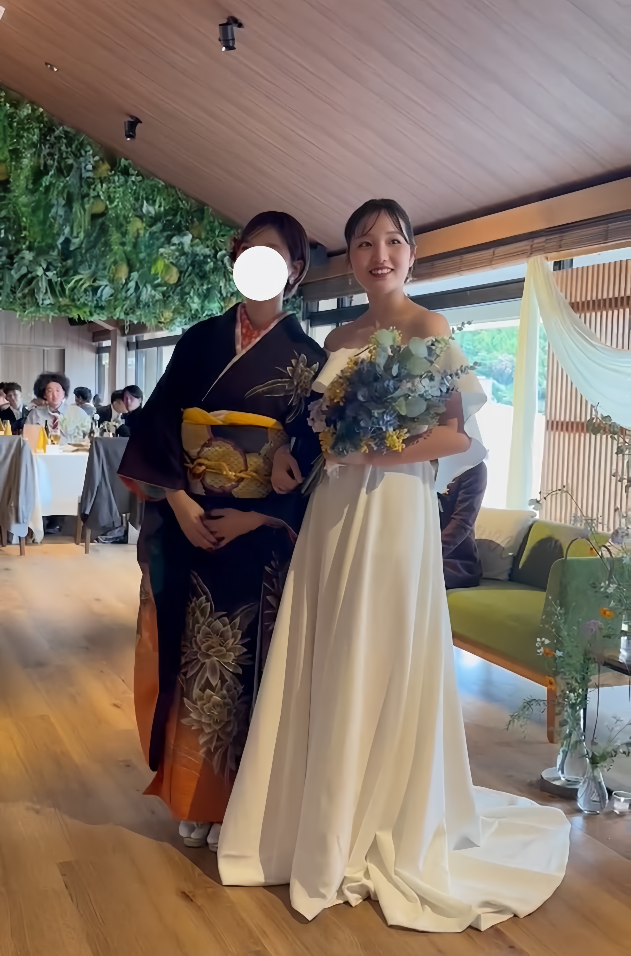 実例写真！エレガント ウェディングドレス オフショルダー クレープ生地 編み上げ 披露宴/結婚式 ふわふわ