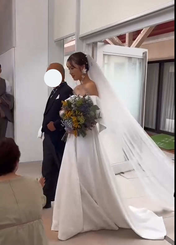 実例写真！エレガント ウェディングドレス オフショルダー クレープ生地 編み上げ 披露宴/結婚式 ふわふわ