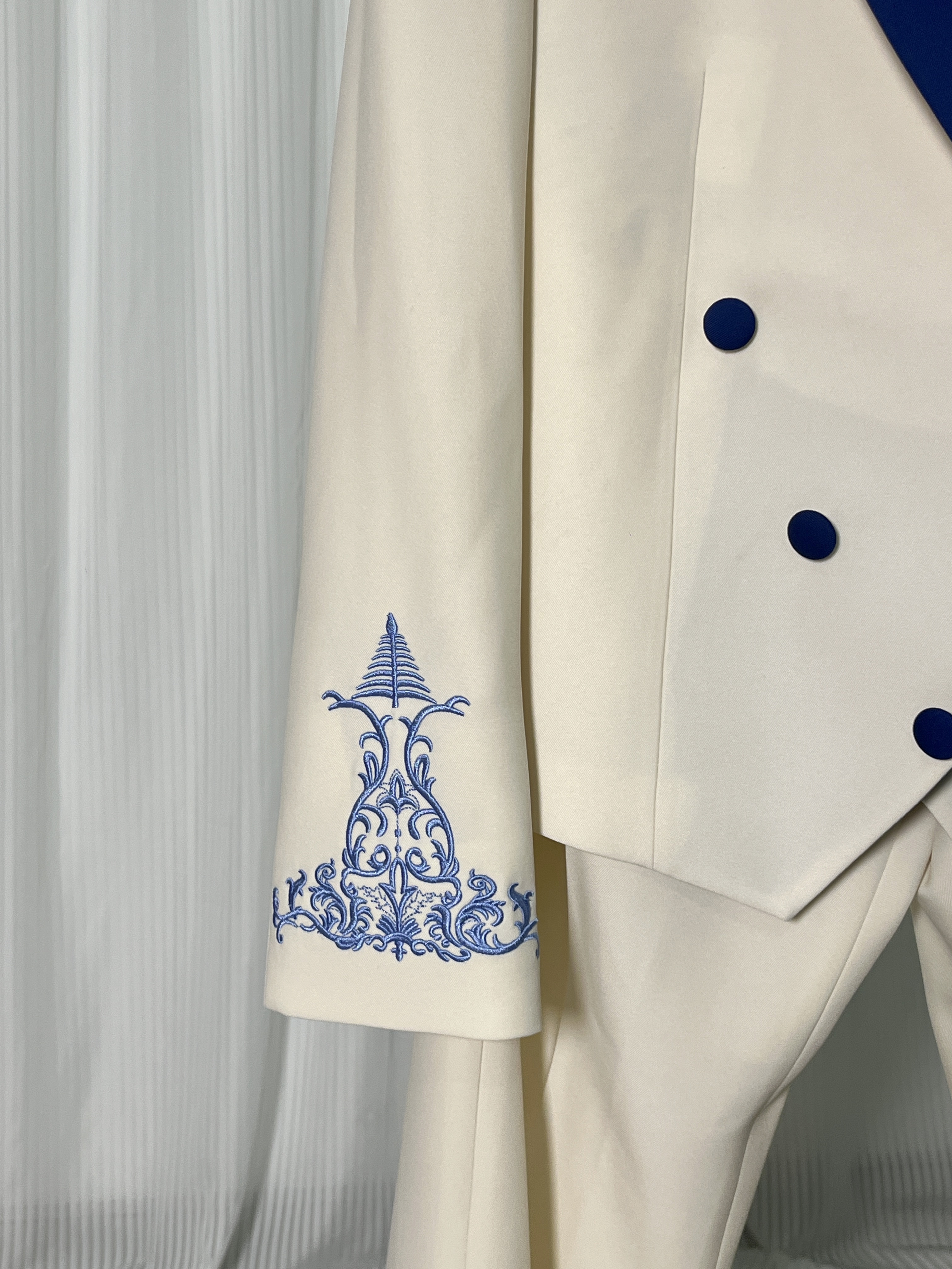 スーツ 花柄のモチーフ刺繍が美しく ベージュ ブルー 発表会など ジャケット、パンツの2点セット エレガント
