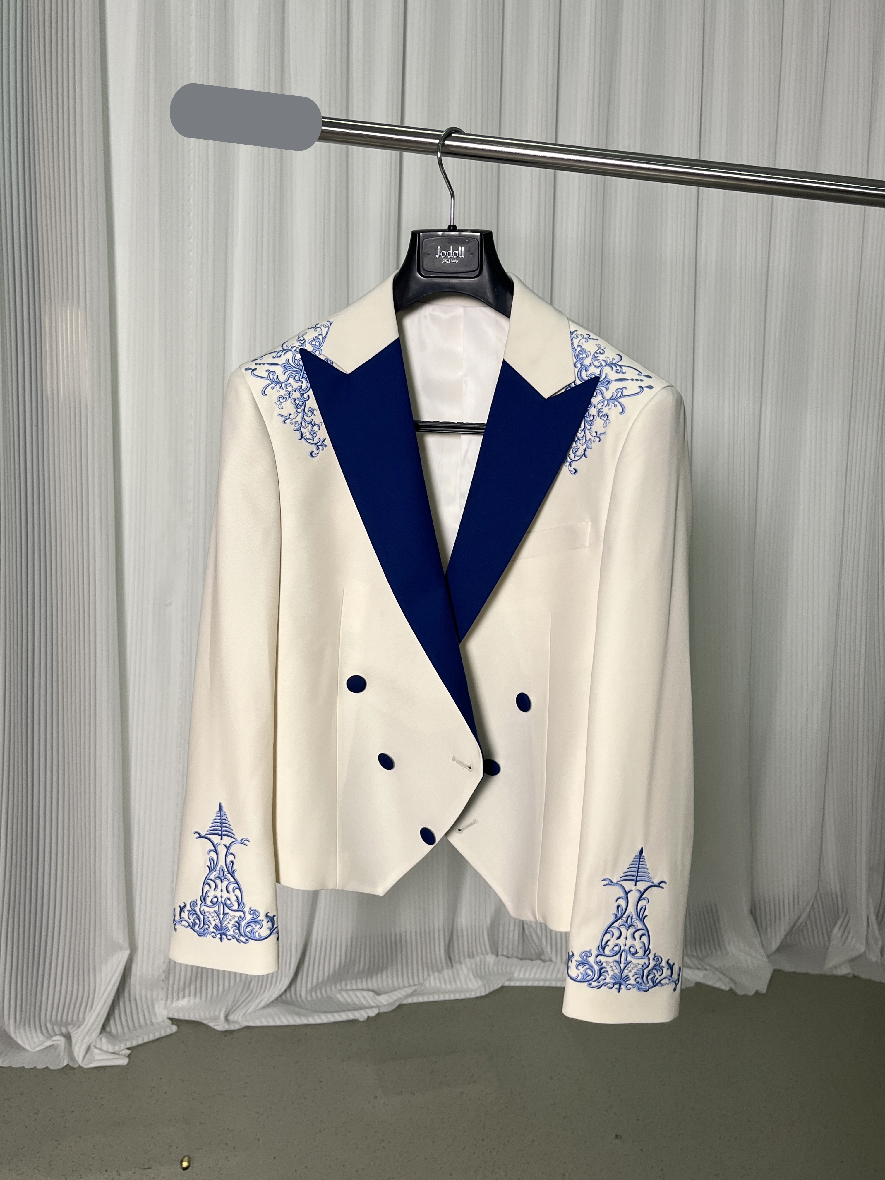 スーツ 花柄のモチーフ刺繍が美しく ベージュ ブルー 発表会など ジャケット、パンツの2点セット エレガント