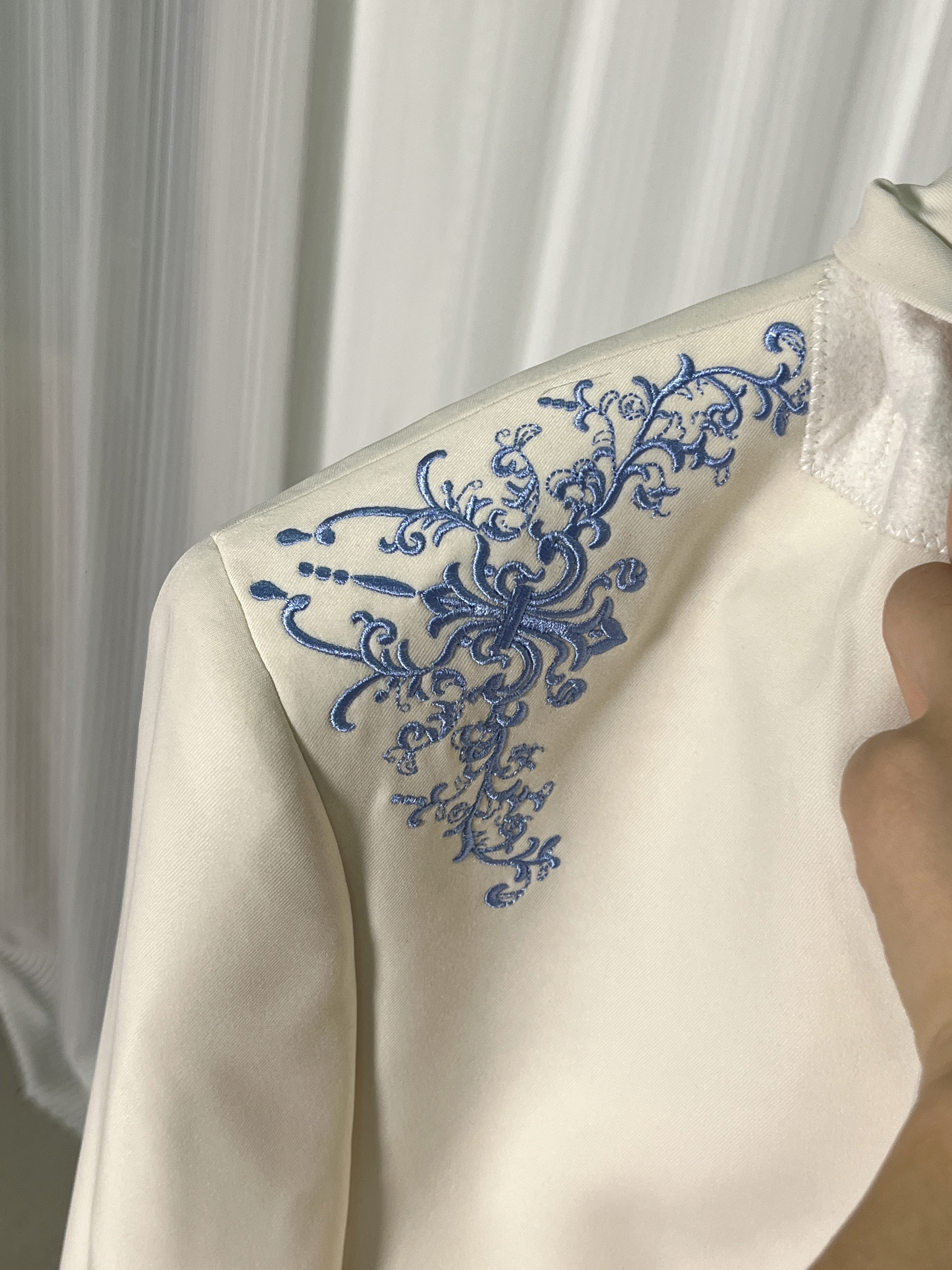スーツ 花柄のモチーフ刺繍が美しく ベージュ ブルー 発表会など ジャケット、パンツの2点セット エレガント