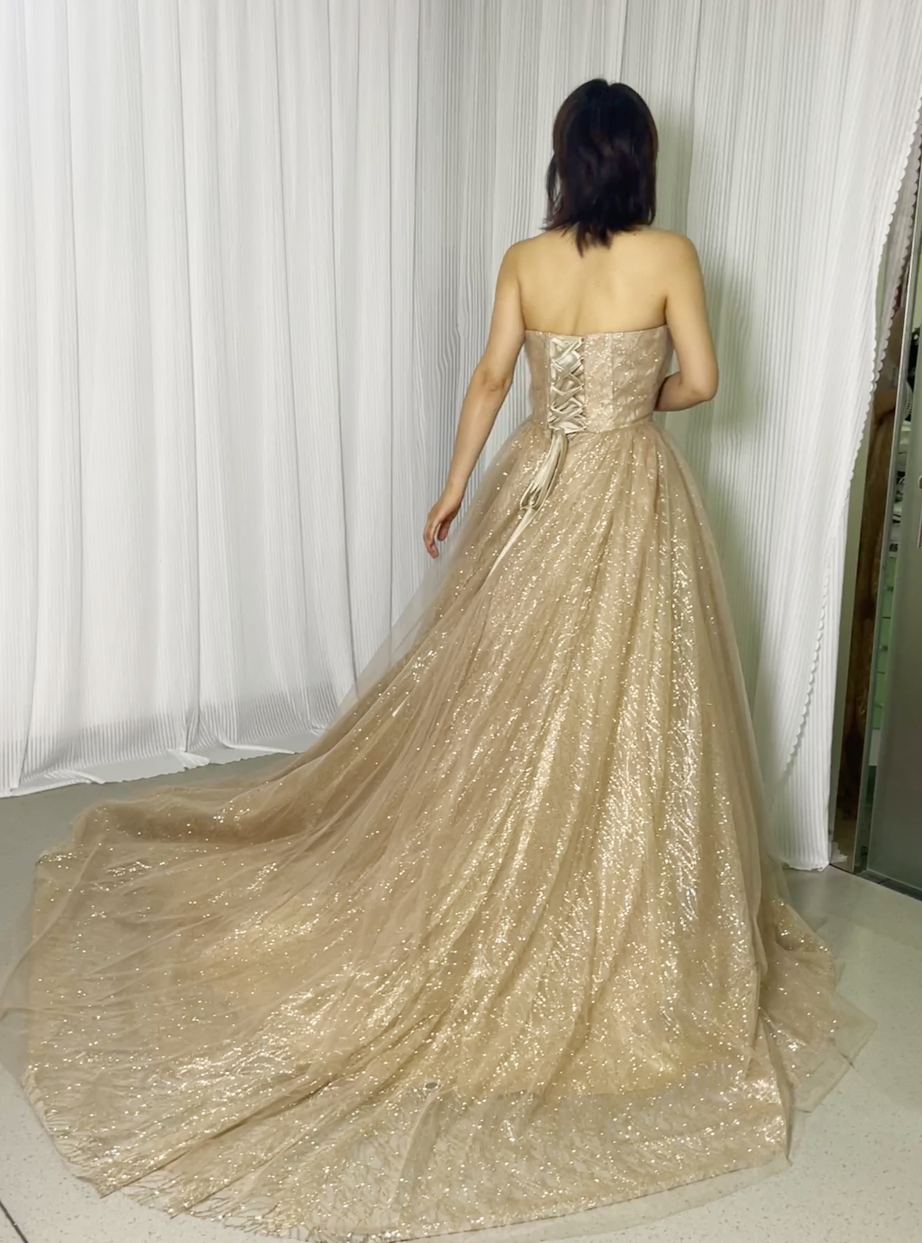 カラードレス 薄シャンパンの色 ベアトップ ラッフルフリル 編み上げ 抜群のおしゃれ見え キラキラチュール 花嫁 前撮り