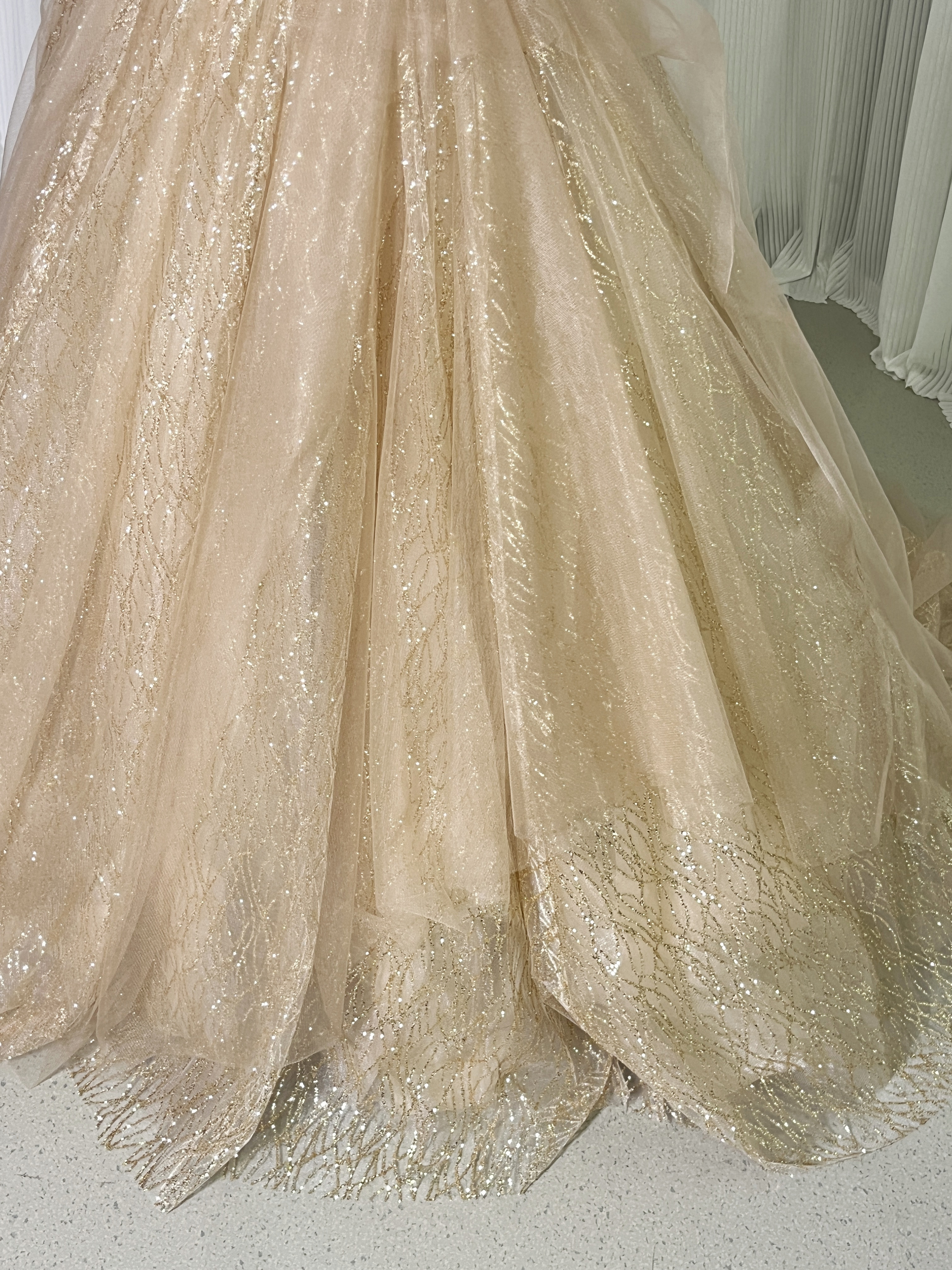 カラードレス 薄シャンパンの色 ベアトップ ラッフルフリル 編み上げ 抜群のおしゃれ見え キラキラチュール 花嫁 前撮り