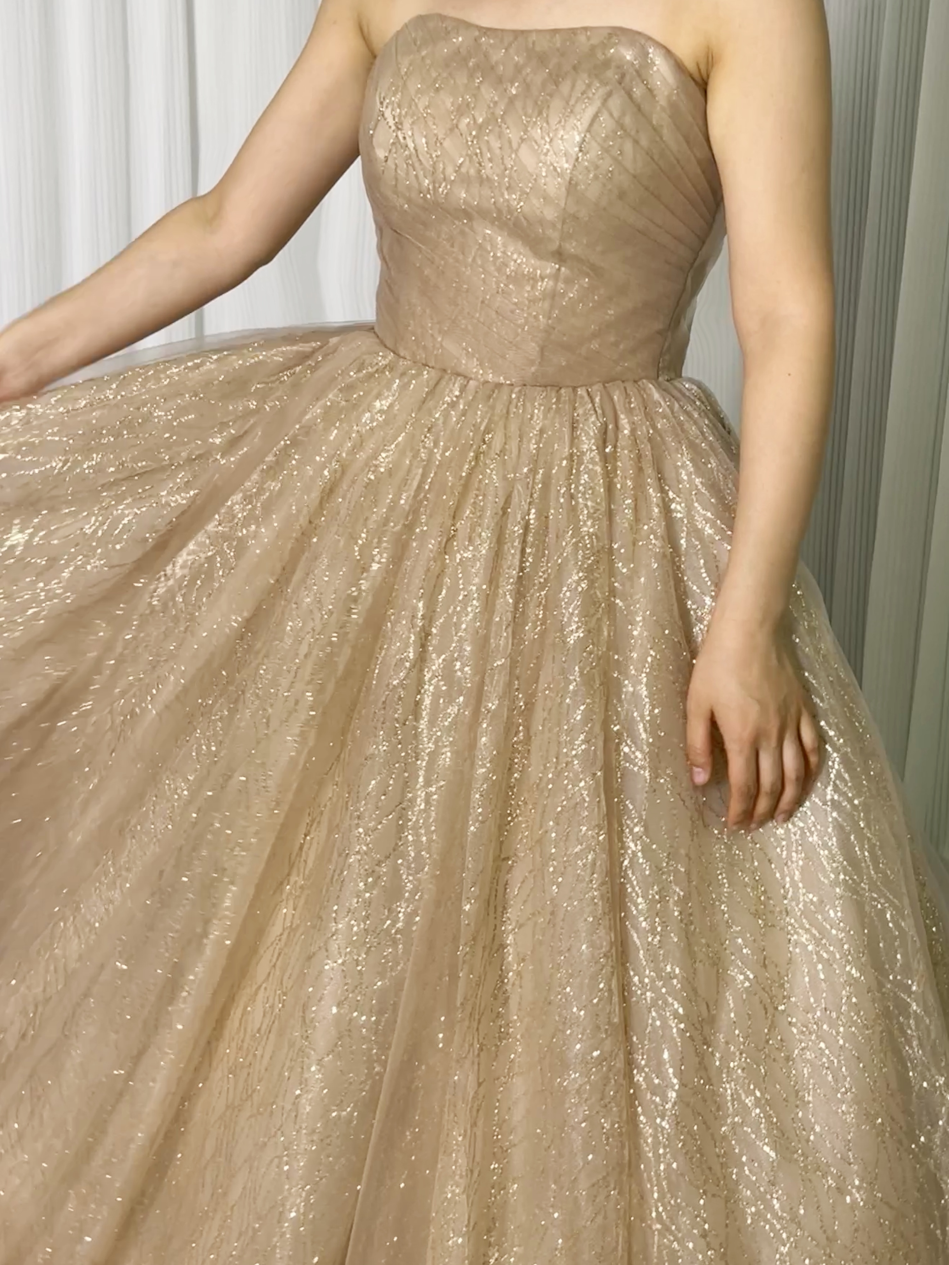 カラードレス 薄シャンパンの色 ベアトップ ラッフルフリル 編み上げ 抜群のおしゃれ見え キラキラチュール 花嫁 前撮り