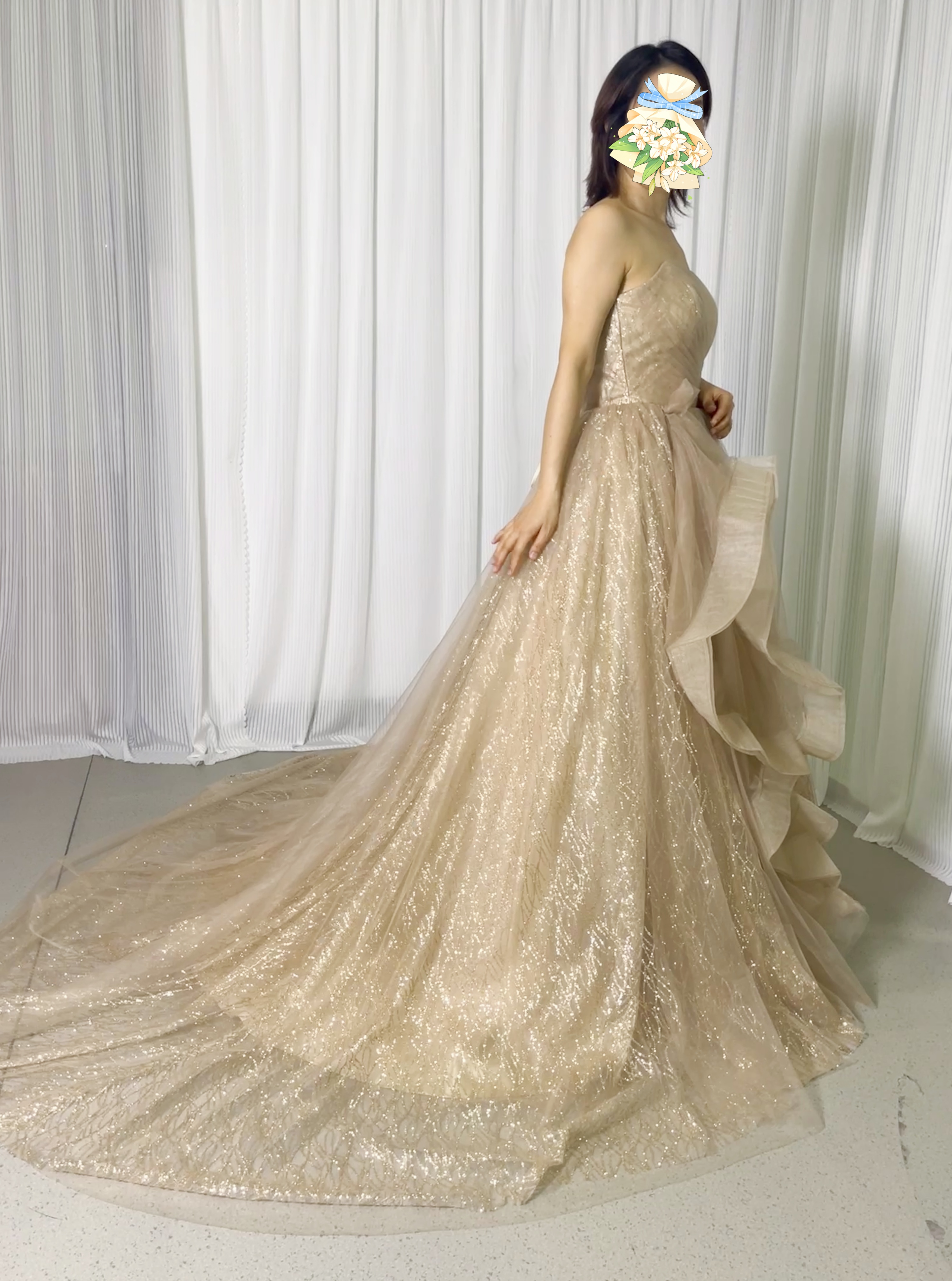 カラードレス 薄シャンパンの色 ベアトップ ラッフルフリル 編み上げ 抜群のおしゃれ見え キラキラチュール 花嫁 前撮り