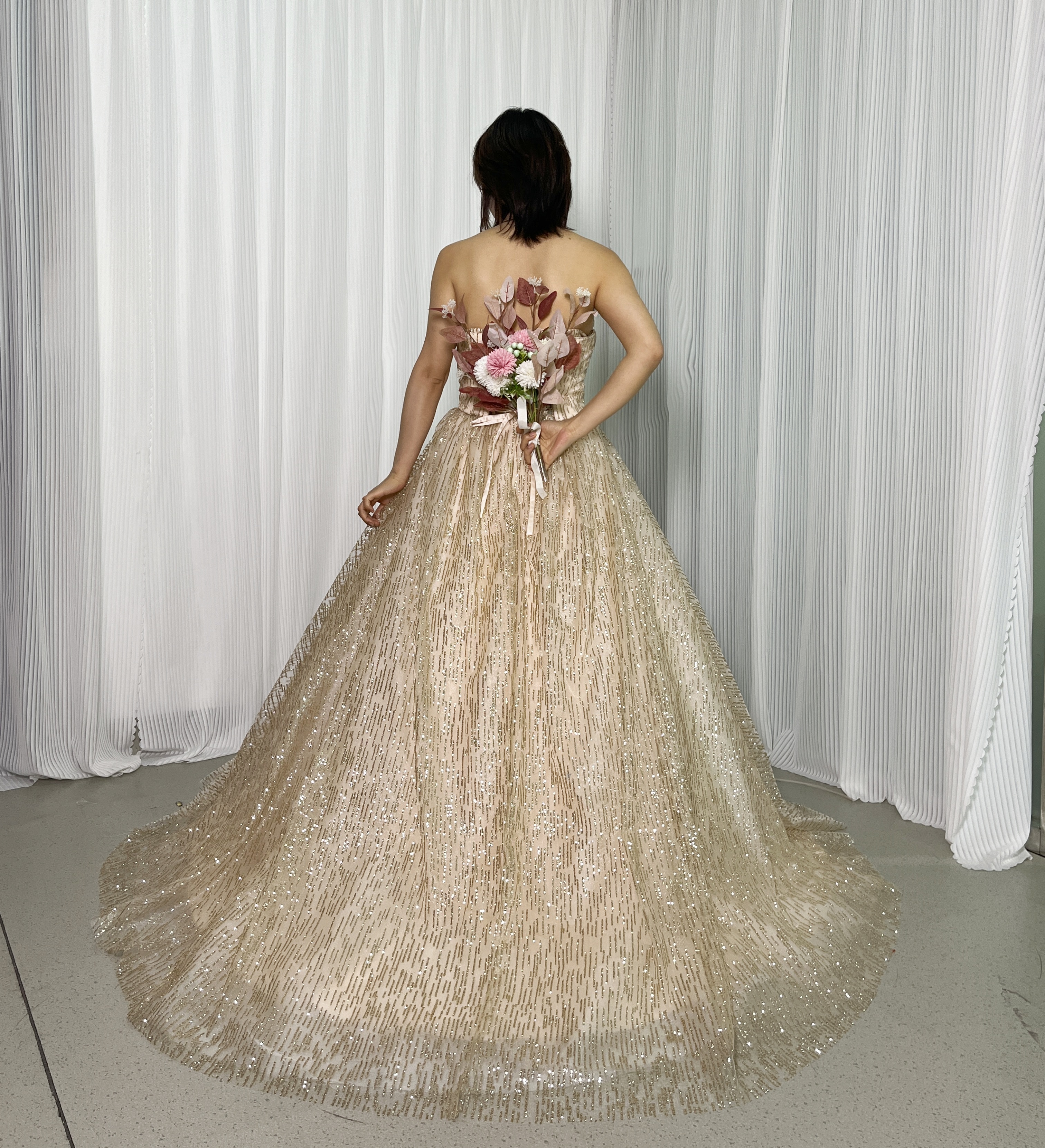 カラードレス シャンパン色 ベアトップ デザイン感 キラキラグリッターチュール 編み上げ 花嫁