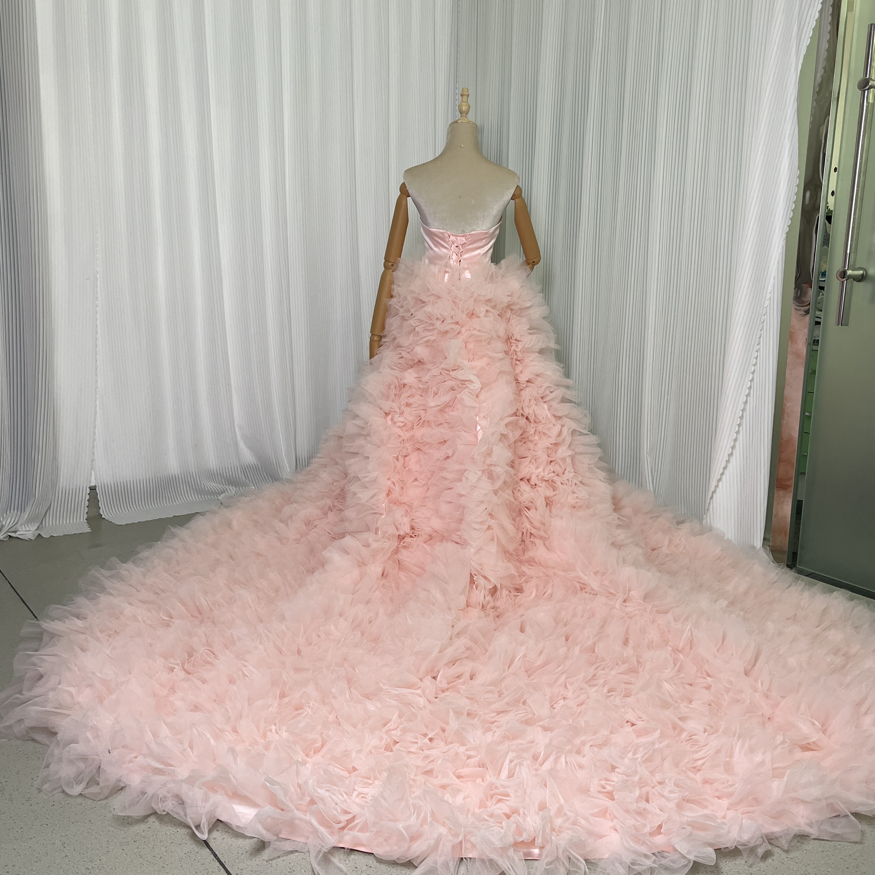 豪華！カラードレス ピンク ベアトップ ラッフルフリル 可愛い 編み上げ ボリュームドレス 前撮り
