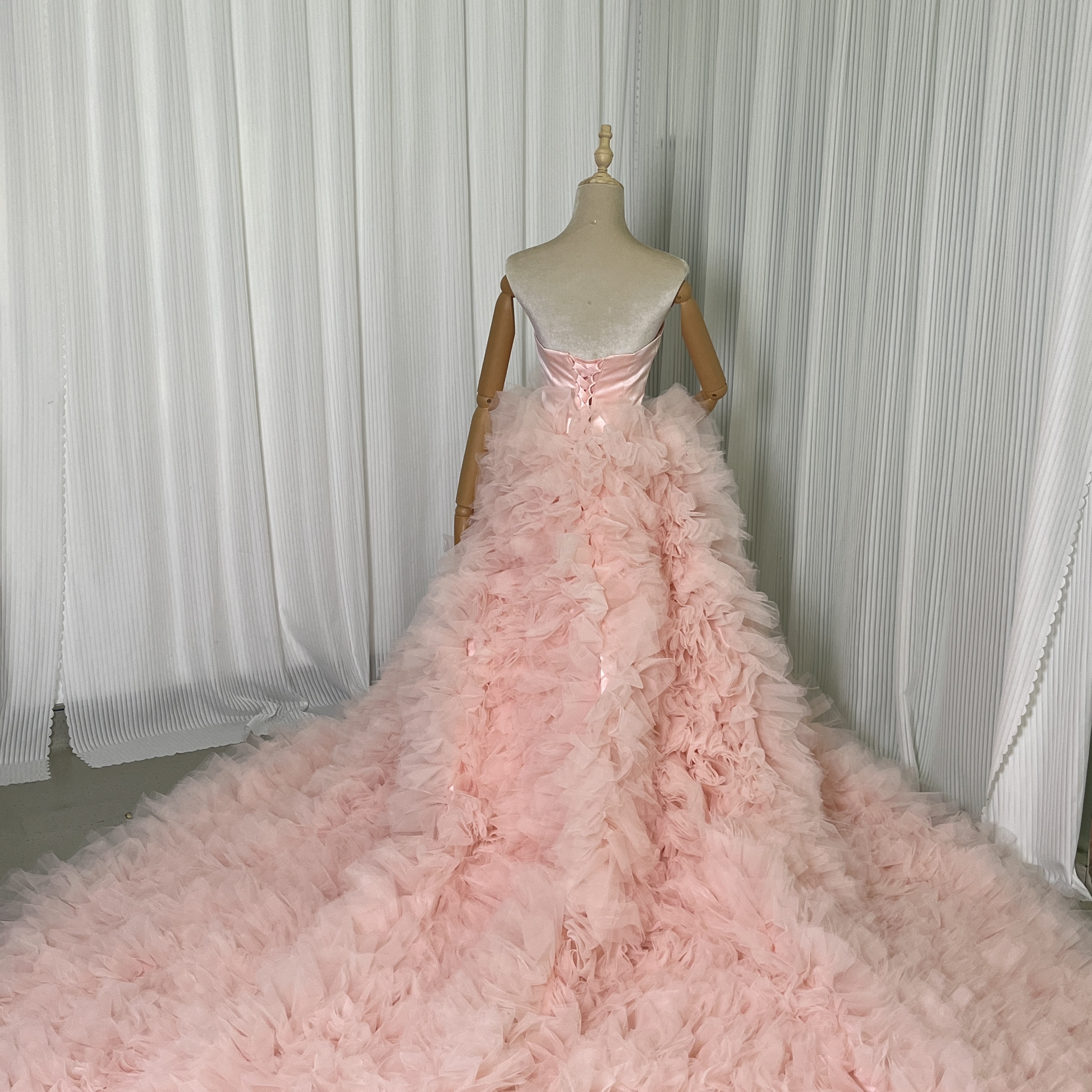 豪華！カラードレス ピンク ベアトップ ラッフルフリル 可愛い 編み上げ ボリュームドレス 前撮り