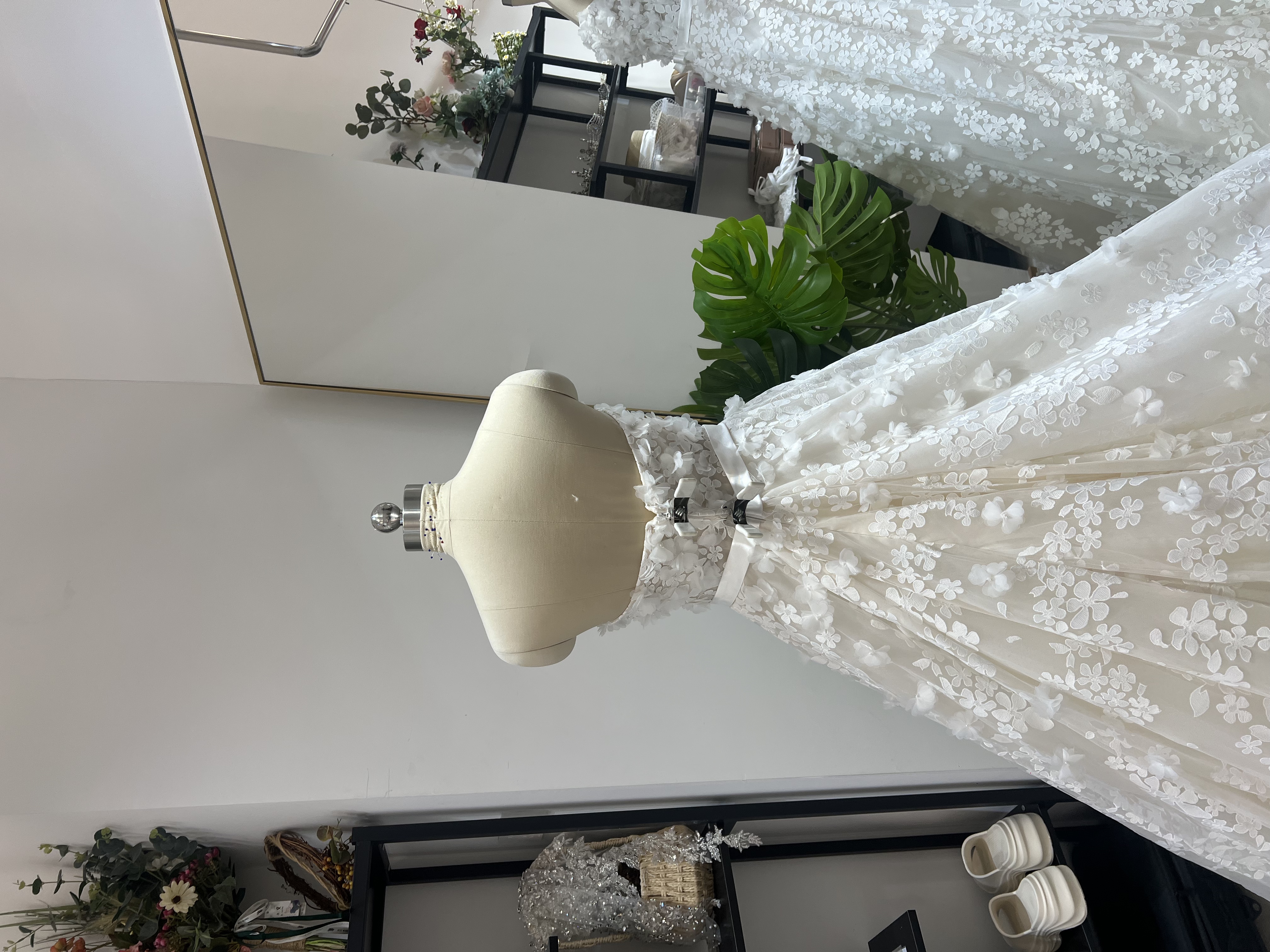 フランス風 ウエディングドレス ベアトップ 贅沢な小花総レース 花柄のモチーフ刺繍が美しく 憧れのドレス 華やか 拳式/前撮り