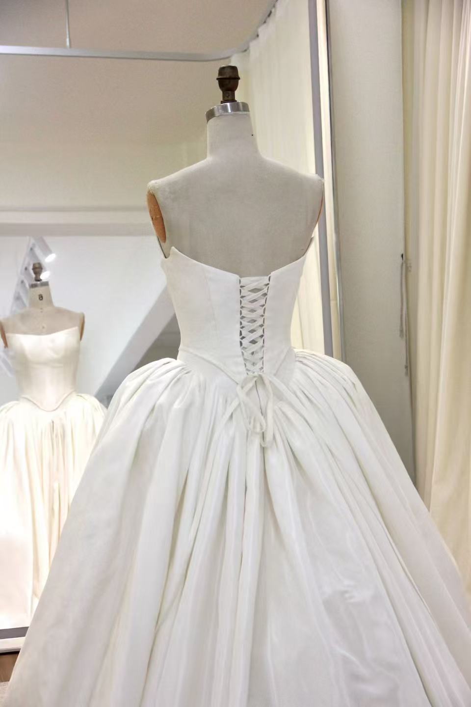エレガント ウエディングドレス ベアトップ 優雅なシルエット ロングトレーン 結婚式 編み上げ 大人っぽい