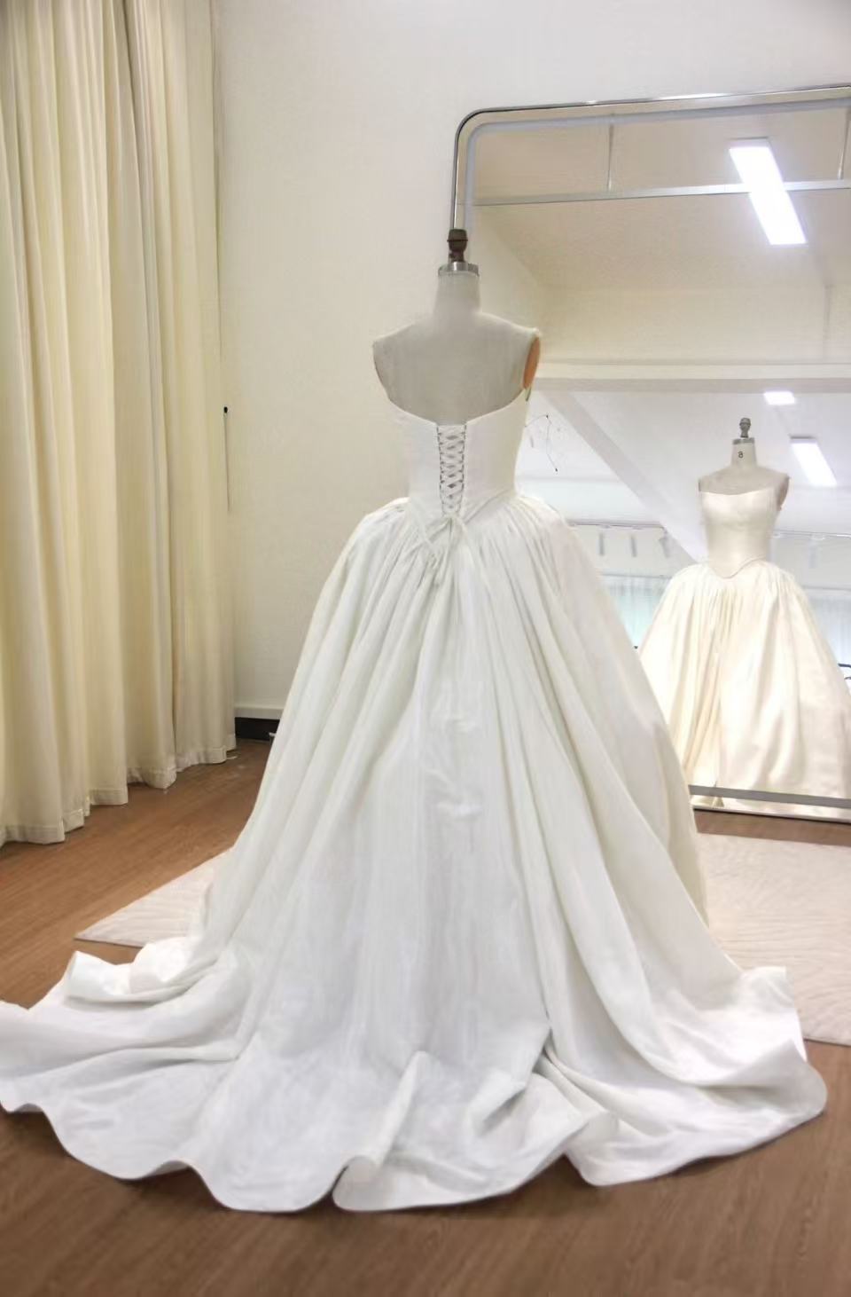 エレガント ウエディングドレス ベアトップ 優雅なシルエット ロングトレーン 結婚式 編み上げ 大人っぽい