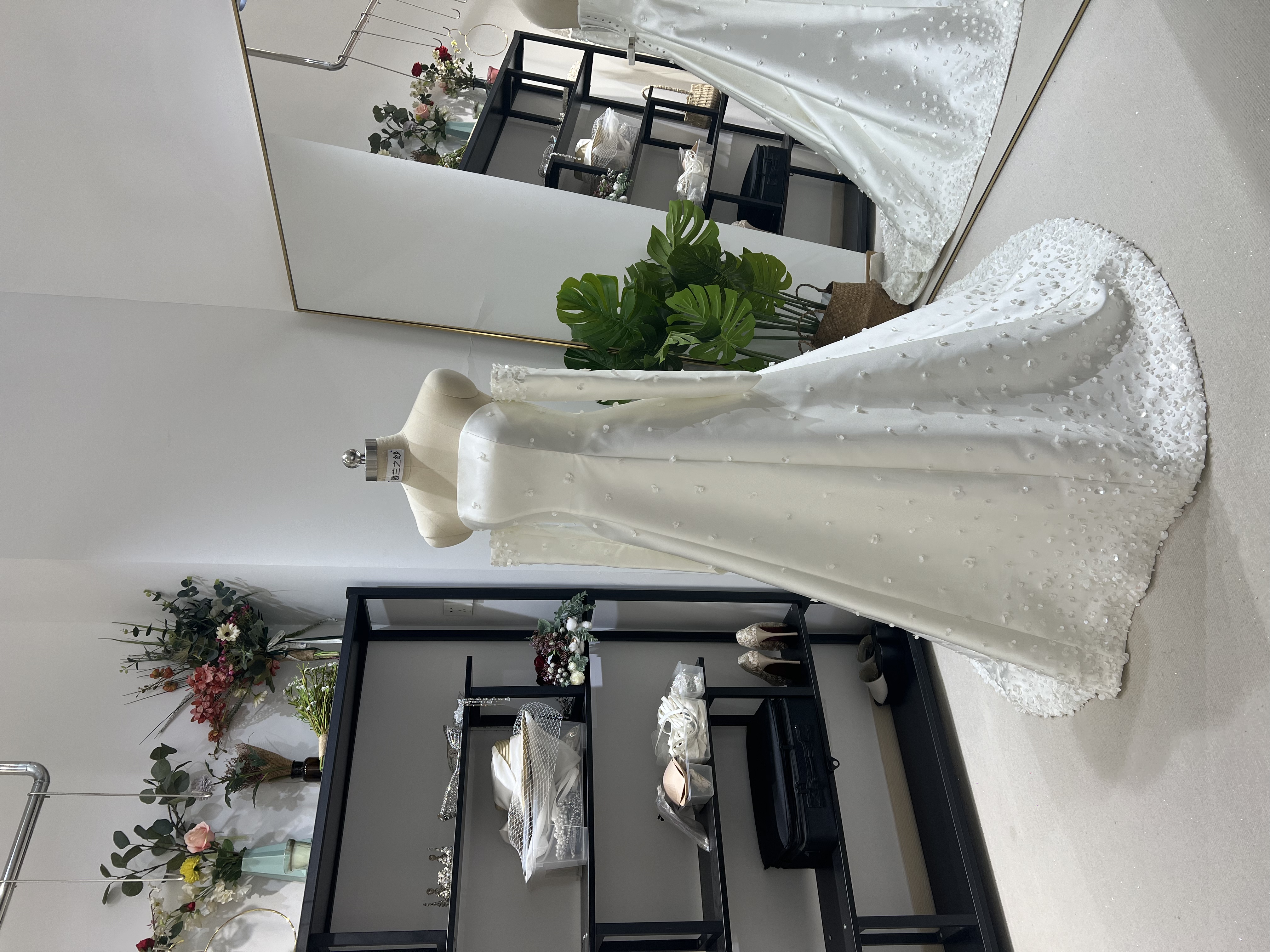 華やか ウェディングドレス ベアトップ 取り外し袖 花モチーフ 光沢サテン 結婚式 抜群のおしゃれ見え