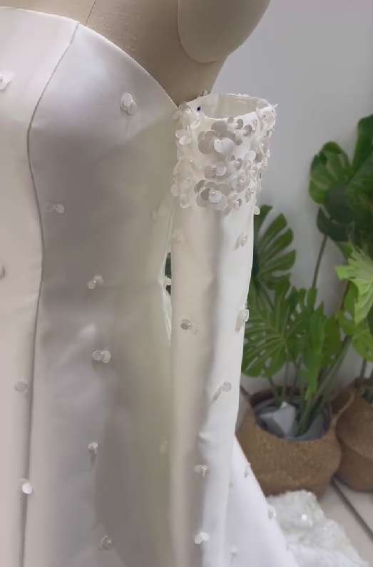 華やか ウェディングドレス ベアトップ 取り外し袖 花モチーフ 光沢サテン 結婚式 抜群のおしゃれ見え