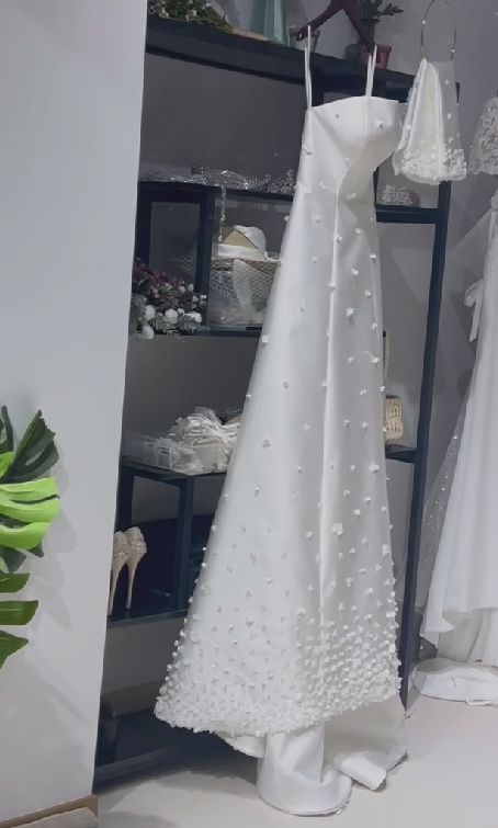 華やか ウェディングドレス ベアトップ 取り外し袖 花モチーフ 光沢サテン 結婚式 抜群のおしゃれ見え