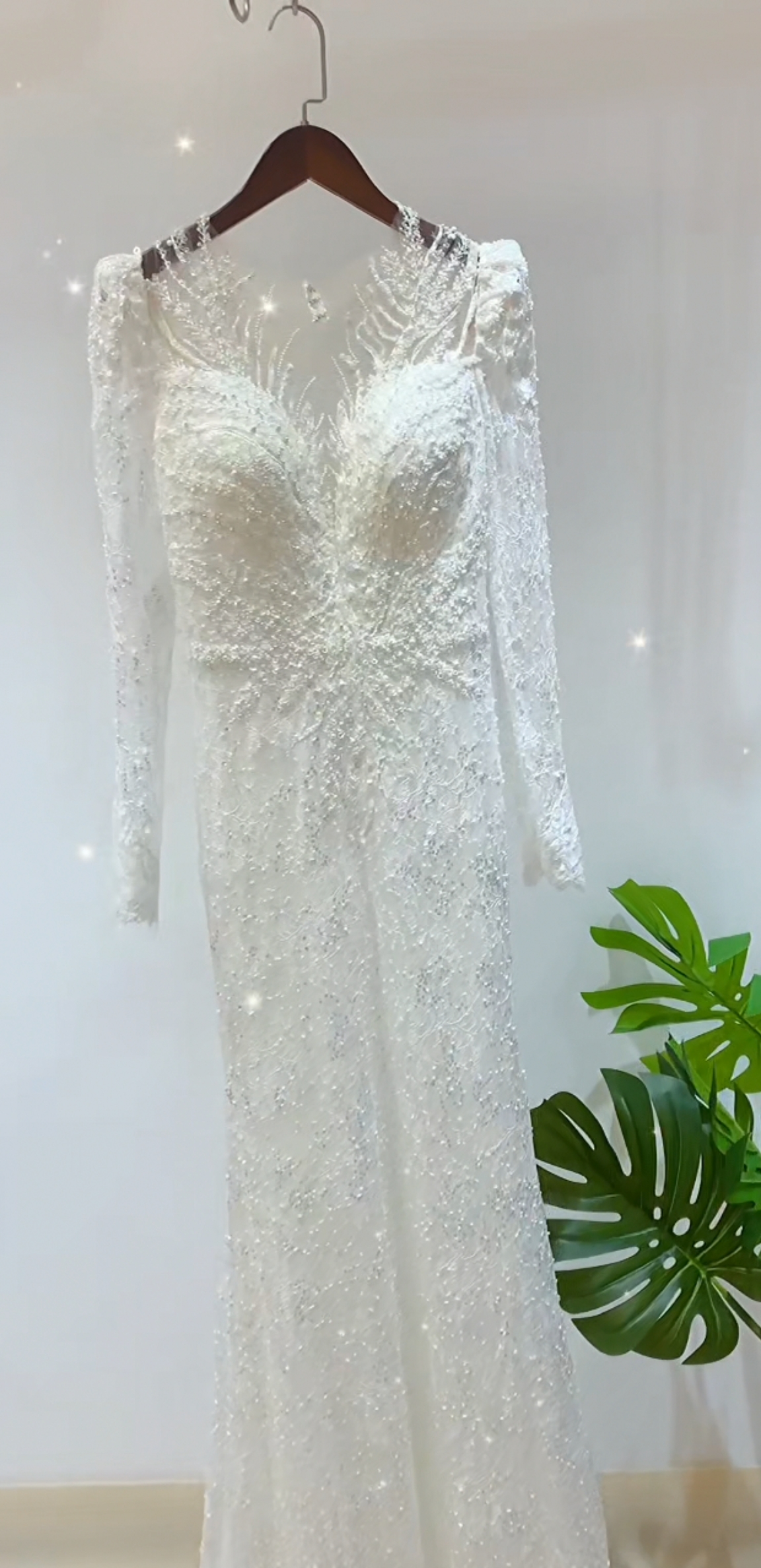 ウェディングドレス クルーネック 長袖 マーメイドライン キラキラ光る刺繍 ビジュードレス 大人っぽい 結婚式