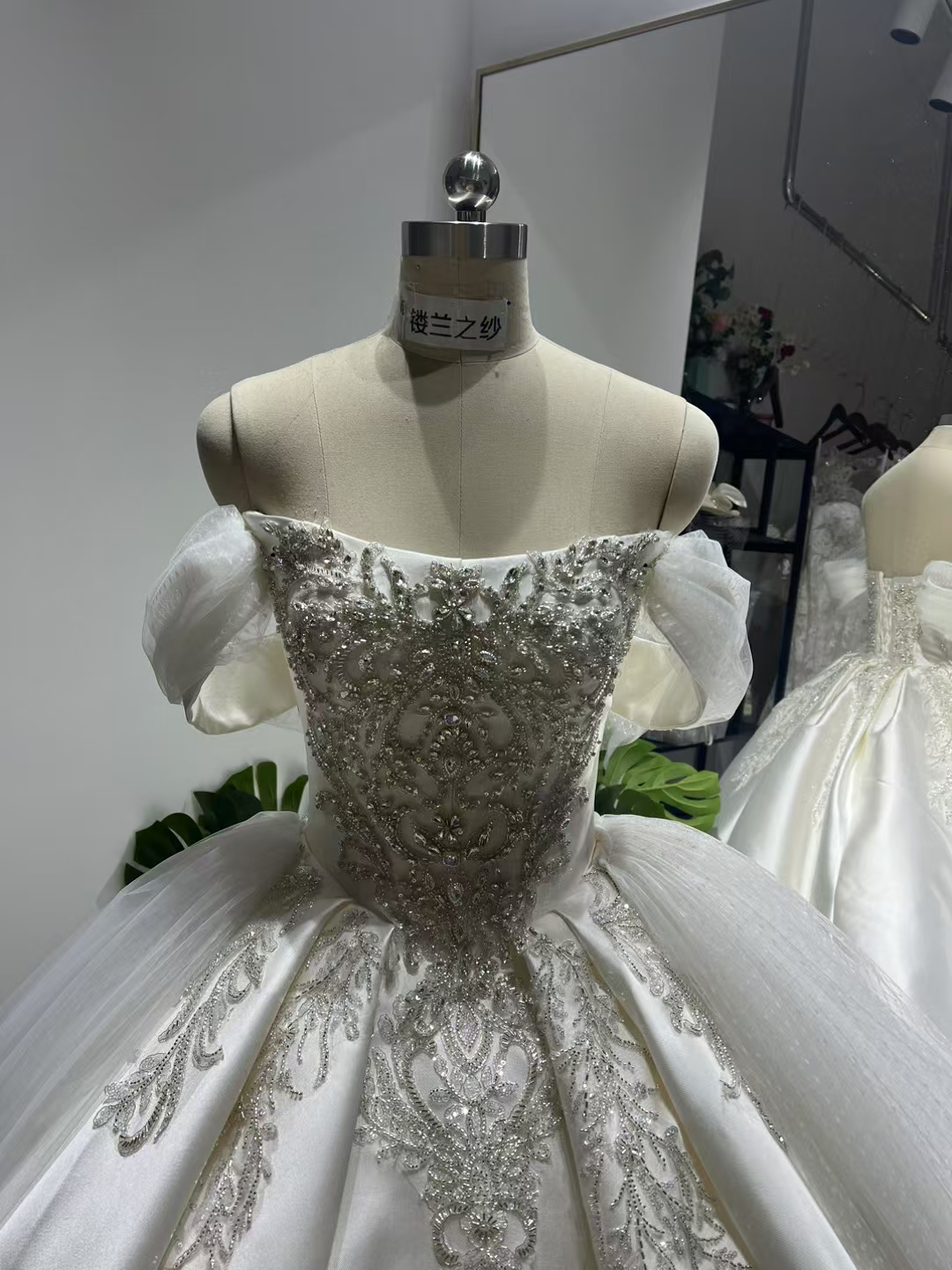 韓国風ドレス ウェディングドレス オフショルダー キラキラ光る刺繍 光沢サテン プリンセスライン 披露宴/結婚式