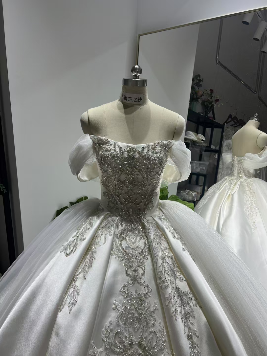 韓国風ドレス ウェディングドレス オフショルダー キラキラ光る刺繍 光沢サテン プリンセスライン 披露宴/結婚式