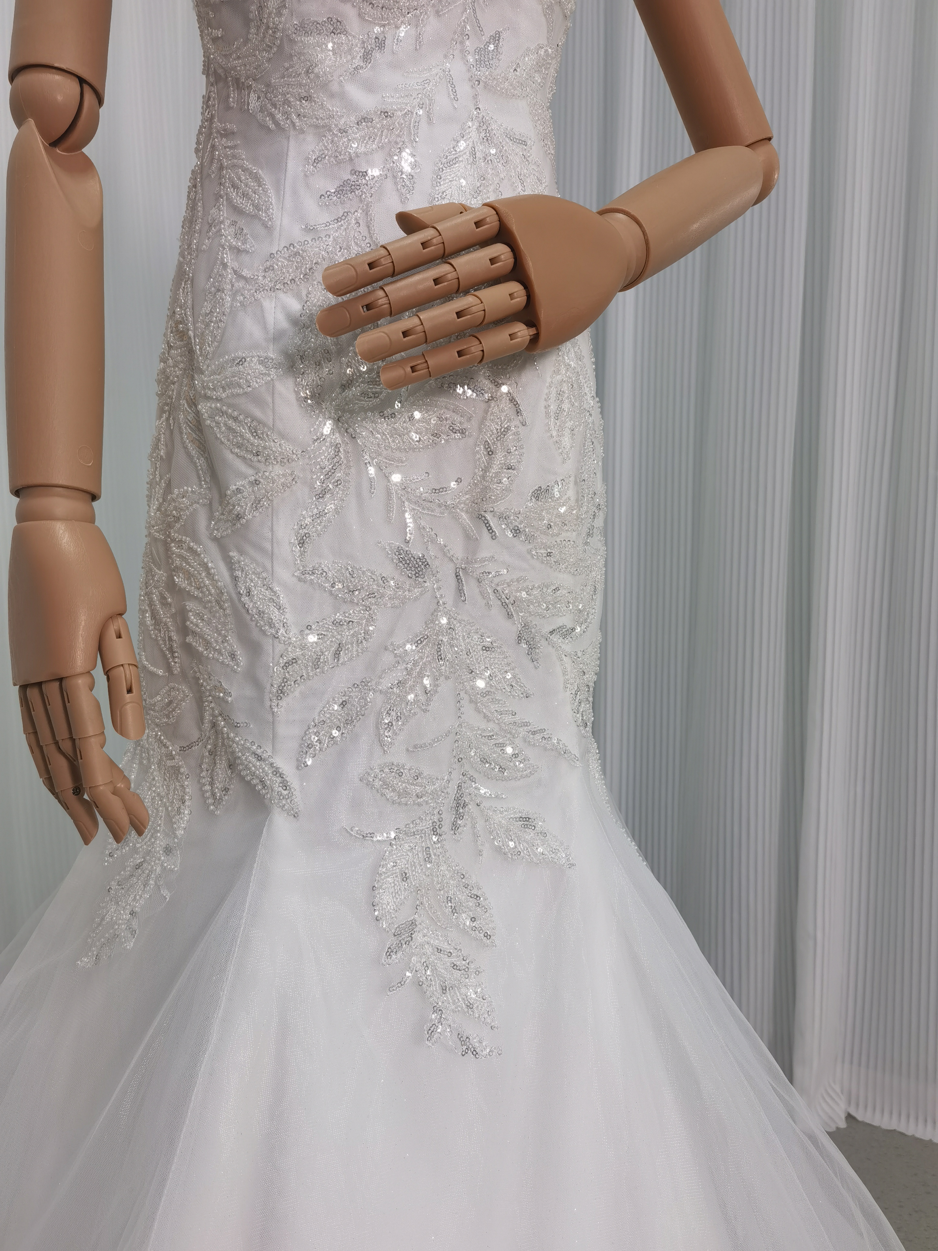 ウエディングドレス スクエアネック キラキラ光る刺繍 マーメイドライン 優雅 結婚式 前撮り