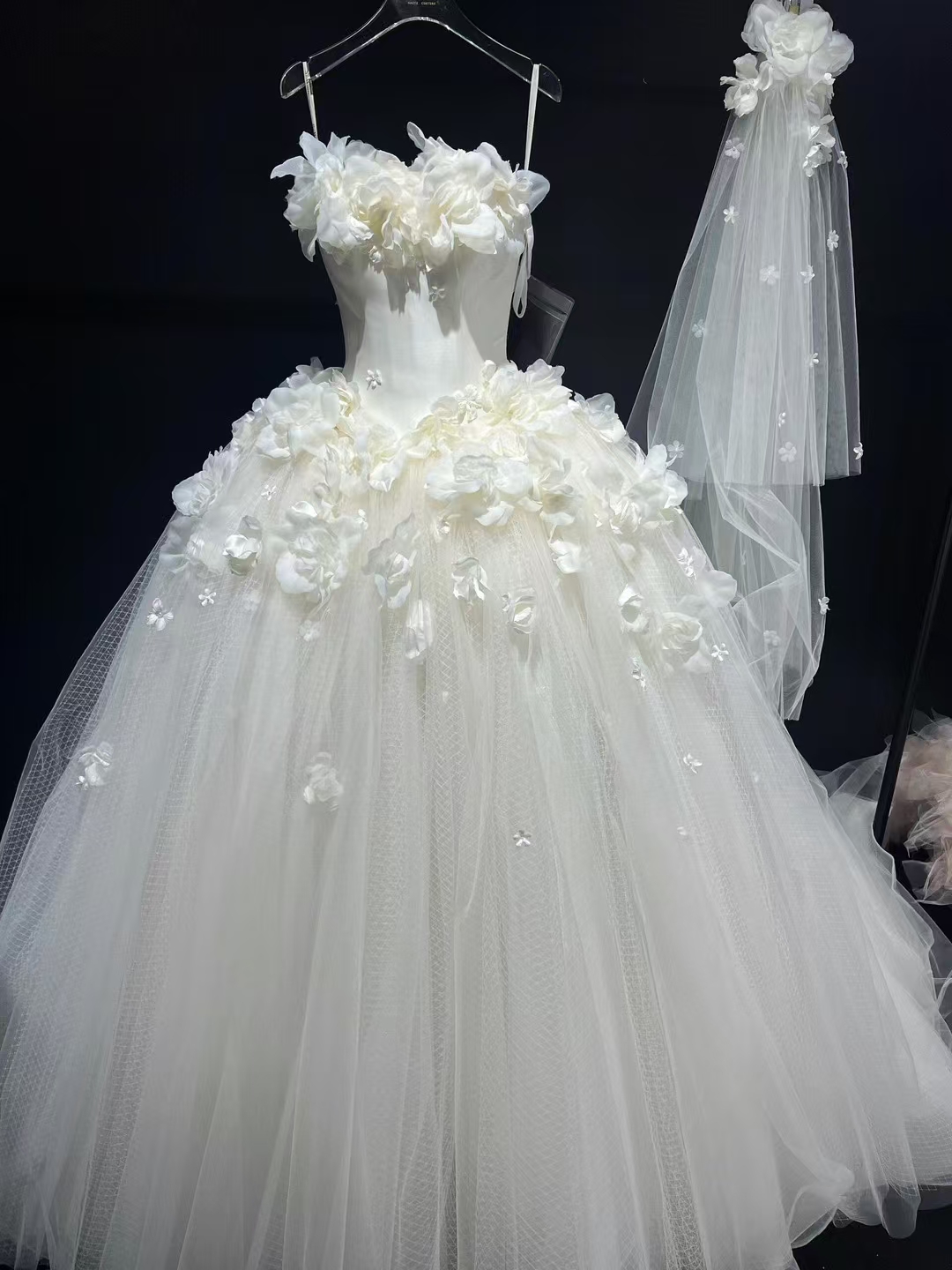 豪華！ウエディングドレス ベアトップ 花モチーフ 3D立体レース刺繍 プリンセスライン 可愛い 結婚式