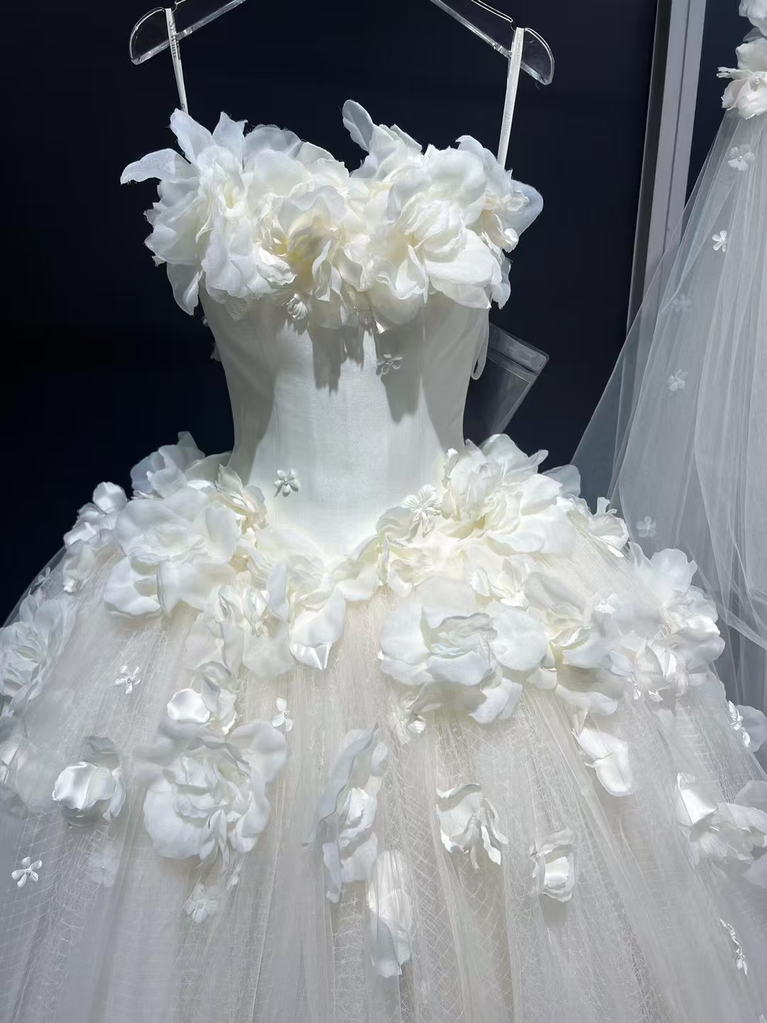 豪華！ウエディングドレス ベアトップ 花モチーフ 3D立体レース刺繍 プリンセスライン 可愛い 結婚式