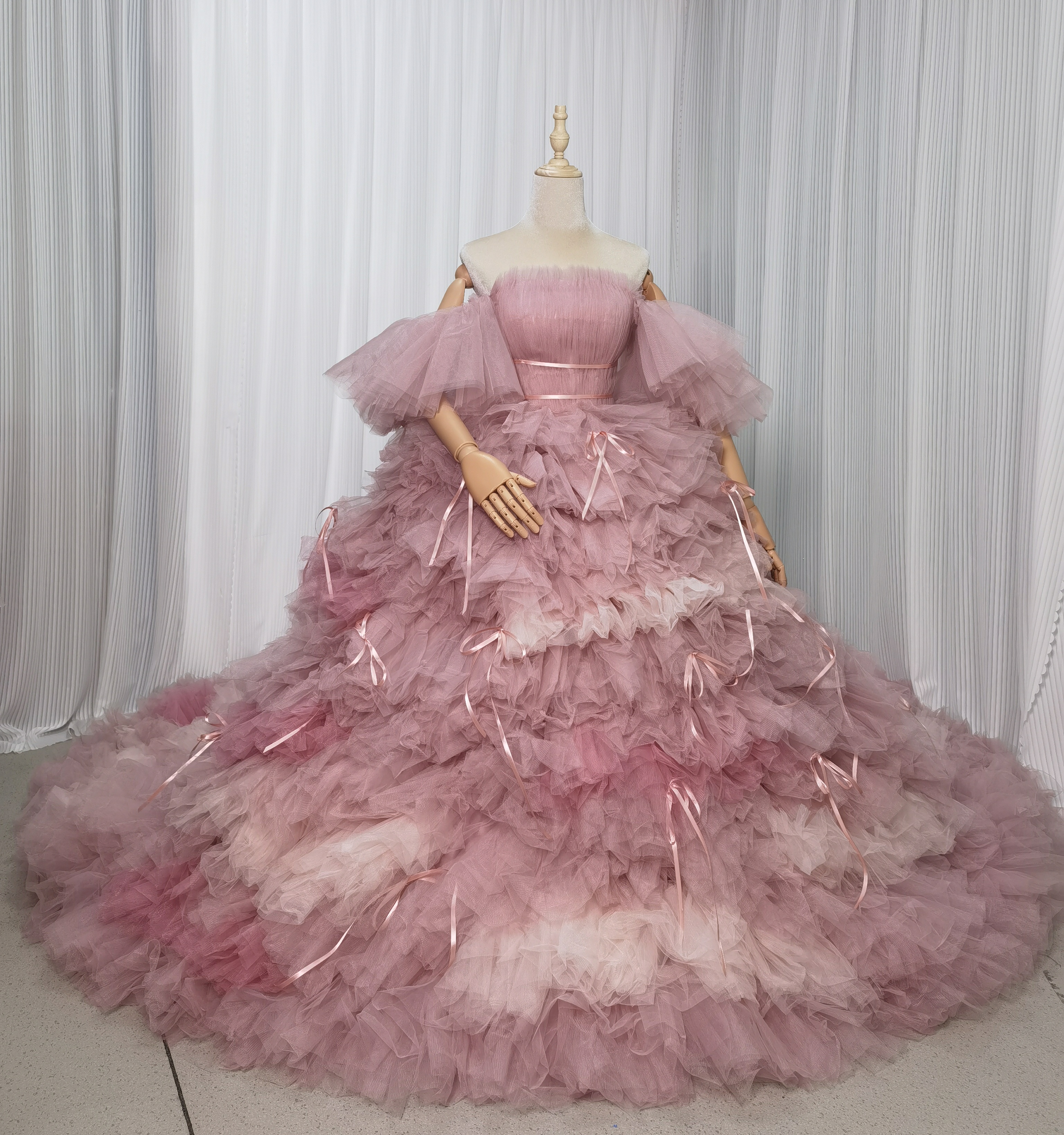 豪華！カラードレス ピンク 柔らかく重ねたチュールスカート リボン ベアトップ ふわふわ袖 花嫁 可愛い