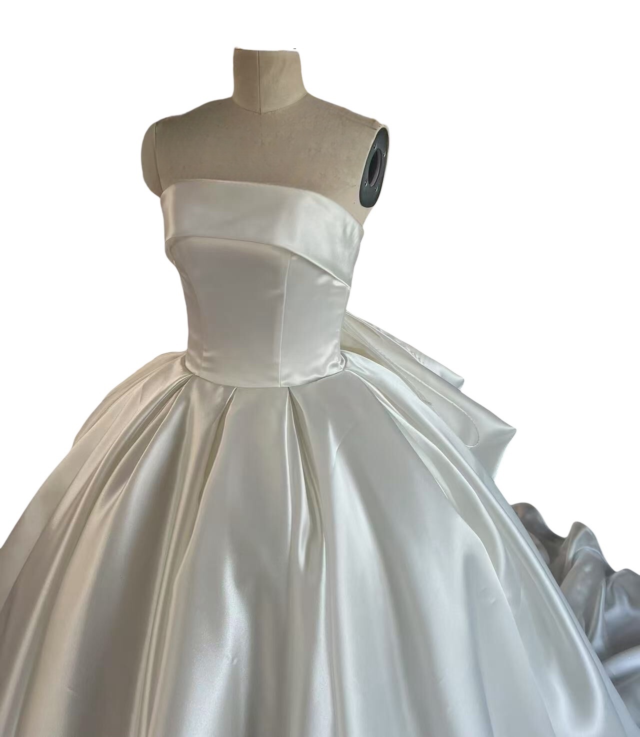 ウエディングドレス ベアトップ ふっくら柔らかなバックリボン ボリュームドレス 編み上げ 結婚式