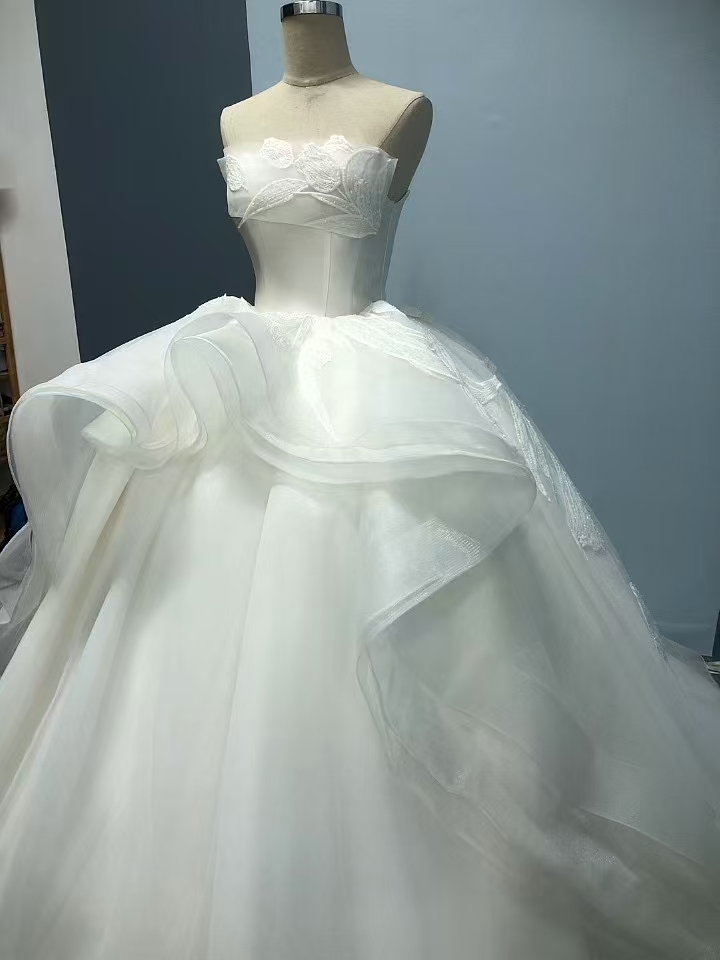 豪華！ウェディングドレス ベアトップ ラッフルフリル プリンセスライン 披露宴/結婚式