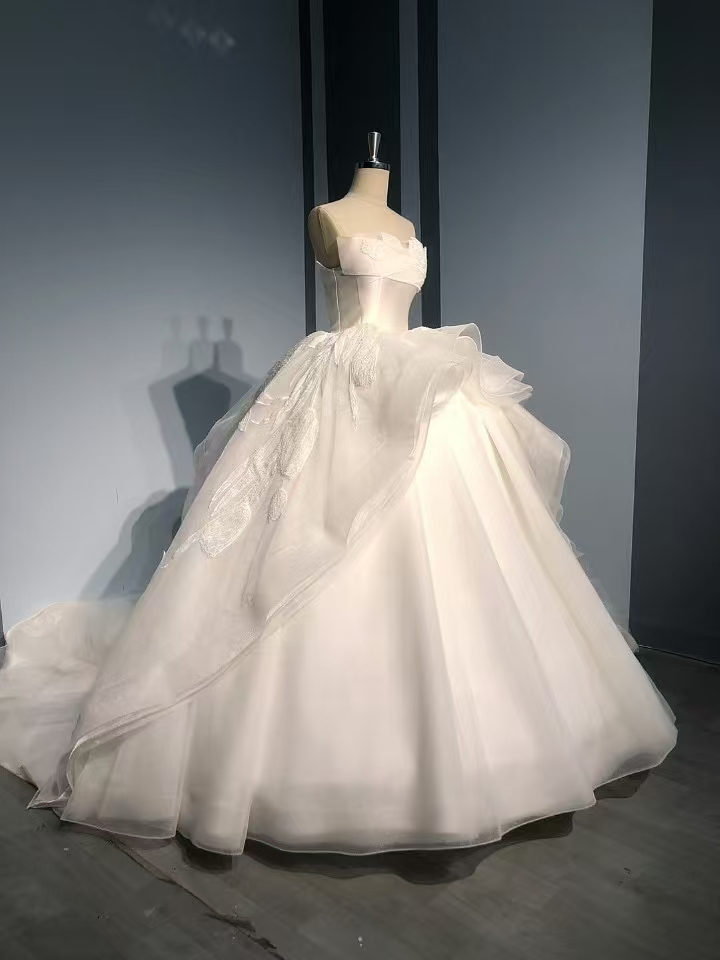 豪華！ウェディングドレス ベアトップ ラッフルフリル プリンセスライン 披露宴/結婚式