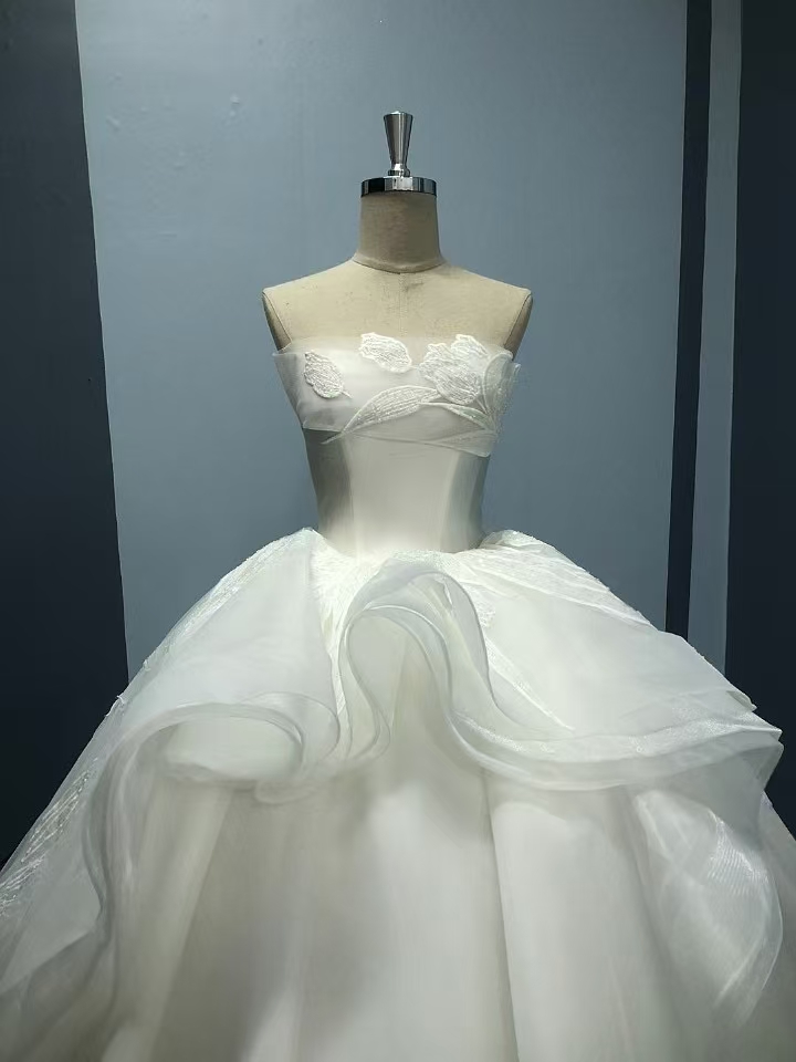 豪華！ウェディングドレス ベアトップ ラッフルフリル プリンセスライン 披露宴/結婚式